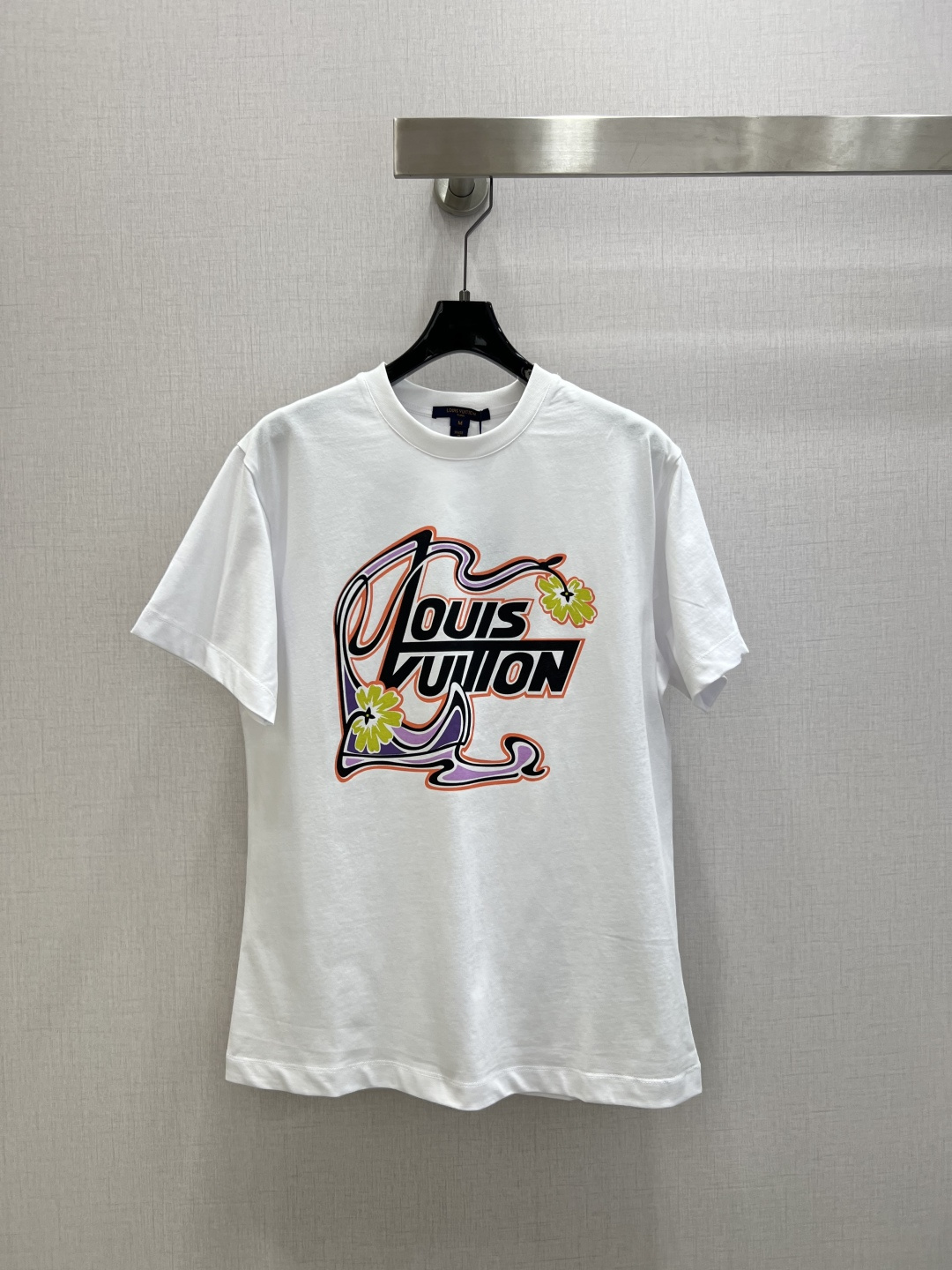 NO:696012,Highly recommended LV*2026 early spring new style short-sleeved T-shirt with printed emblem. Exquisite and loose fit, the upper body is slimming!  Same style for men and women, customized with the latest craftsmanship, low-key luxury!  Fashionable must-have items to unlock all outfits!  One color SML code high quality ABC,,louis vuitton,T-shirt,tees,t-shirt,19860909强烈推荐 LV*2026早春新款 印花徽章短袖T恤 精致宽松版型上身巨显瘦！男女同款 定制最新工艺 低调奢华！时髦精必备单品解锁所有穿搭！一个色 SML码 高品质ABC,,louis vuitton,T-shirt,tees，t-shirt,,Women's clothing