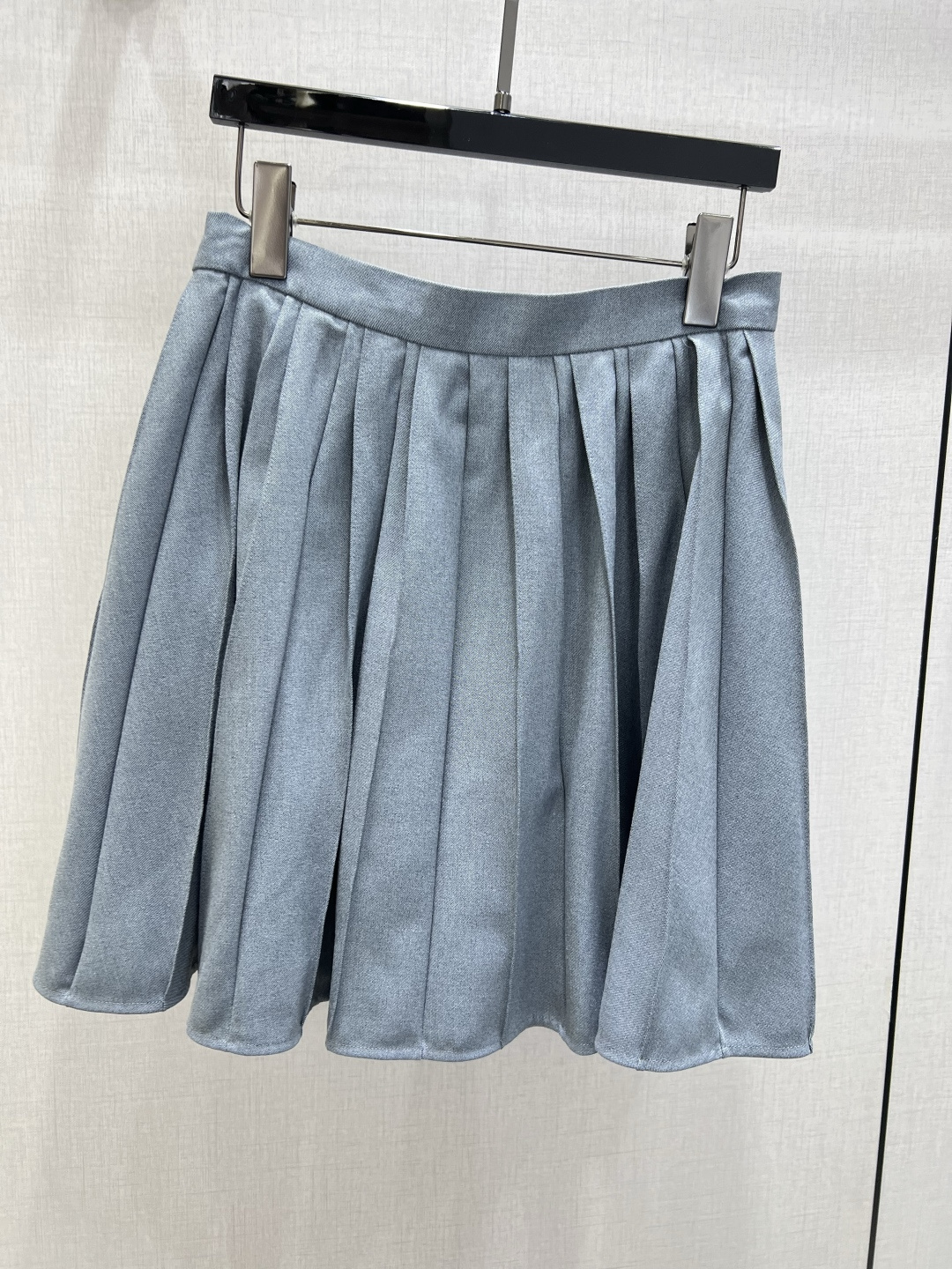 NO:696030,Highly recommended DIO*2026 early spring new style, contrasting color stand-up collar jacket, pleated skirt, separate batches, custom-made YB imported rayon material, exquisite texture, stylish to wear, haze blue suit balances elegance and girlishness just right!  The haze blue is gentle and high-end. The short jacket is paired with a pleated skirt. The stand-up collar design is neat and elegant. The bow metal chain and bow button details at the pocket are exquisite. The crisp fabric creates a neat silhouette. Whether it is daily commuting or dating, you can easily wear the exquisite atmosphere of a French socialite. It is a treasure suit that is attractive at first sight. One color SMLXL code high quality, dior, skirts, jackets & coats,19860909强烈推荐 DIO*2026早春新款 撞色立领外套百褶半裙 分开批 定制YB进口人棉材质,质感细腻,穿搭有型,雾霾蓝套装把优雅与少女感平衡得恰到好处！雾霾蓝调温柔又高级,短款外套搭配百褶半裙,立领设计利落大方,口袋处的蝴蝶结金属链条与蝴蝶结纽扣细节尽显精致.挺括的面料塑造出利落的版型,不管是日常通勤还是约会穿搭,都能轻松穿出法式名媛的精致氛围感,是一眼心动的宝藏套装.一个色 SMLXL码 高品,,dior,skirts,jackets & coats,,Women's clothing