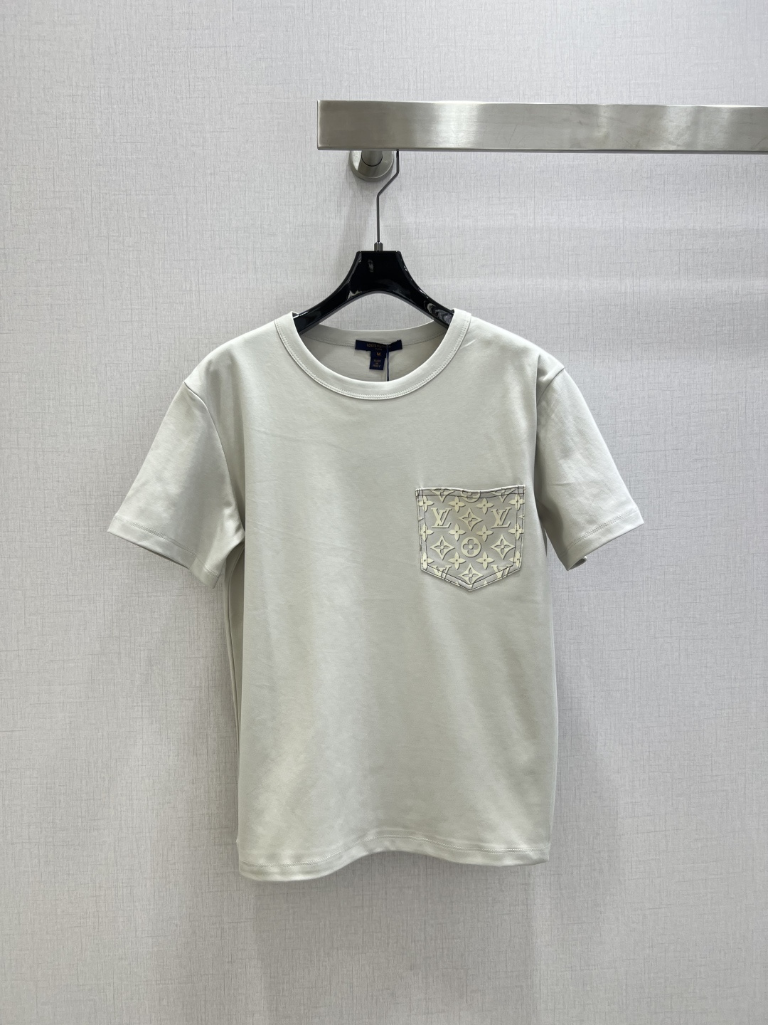 NO:696055,Highly recommended LV*2026 early spring new style pocket printed short-sleeved T-shirt, exquisite regular fit, slimming the upper body!  Customized latest prints, low-key luxury, classic items, fashionable and high-end, classic styles that are versatile and easy to match!  One color SML code high quality AB,,louis vuitton,T-shirt,tees,t-shirt,19860909强烈推荐 LV*2026早春新款 口袋印花短袖T恤 精致常规版型上身巨显瘦！定制最新印花 低调奢华 经典单品时髦又高级 经典版型百搭不挑人！一个色 SML码 高品质AB,,louis vuitton,T-shirt,tees，t-shirt,,Women's clothing