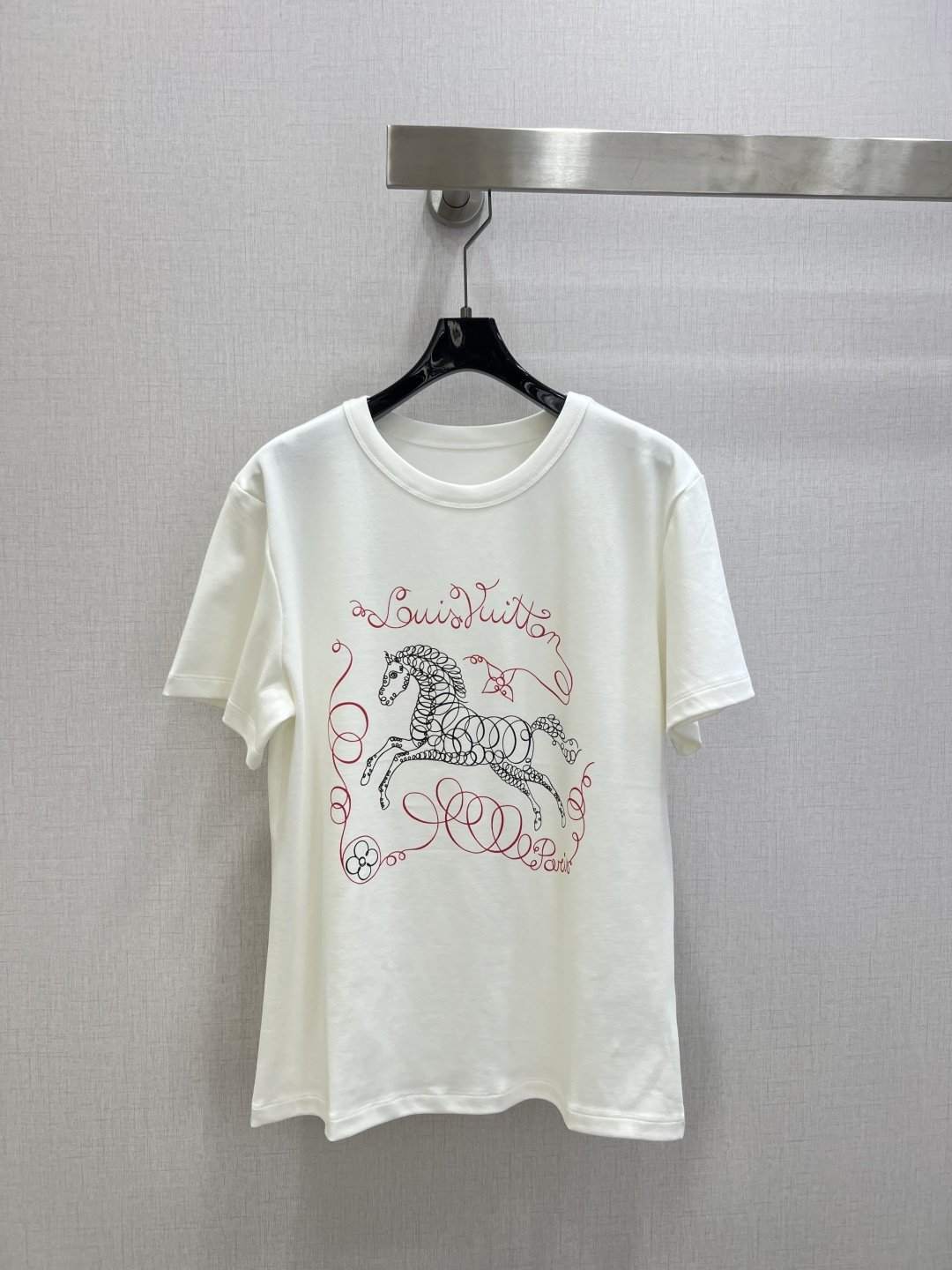 NO:696007,Highly recommend LV*2026 early spring new line horse print short-sleeved T-shirt. It is very dense and feels great. It is a really hard-working one!  !  Perfect details, regular fit!  The upper body is not picky at all, simple and generous, and instantly enhances your temperament. One color SML code, high quality ABC, Louis Vuitton, T-shirt, tees, t-shirt,19860909强烈推荐 LV*2026早春新款 线条马印花短袖T恤 密度很高手感超好 真的费劲心血的一款！！细节完美 常规版型！上身完全不挑人简单大方,瞬间提升气质 一个色 SML码 高品质ABC,,louis vuitton,T-shirt,tees，t-shirt,,Women's clothing