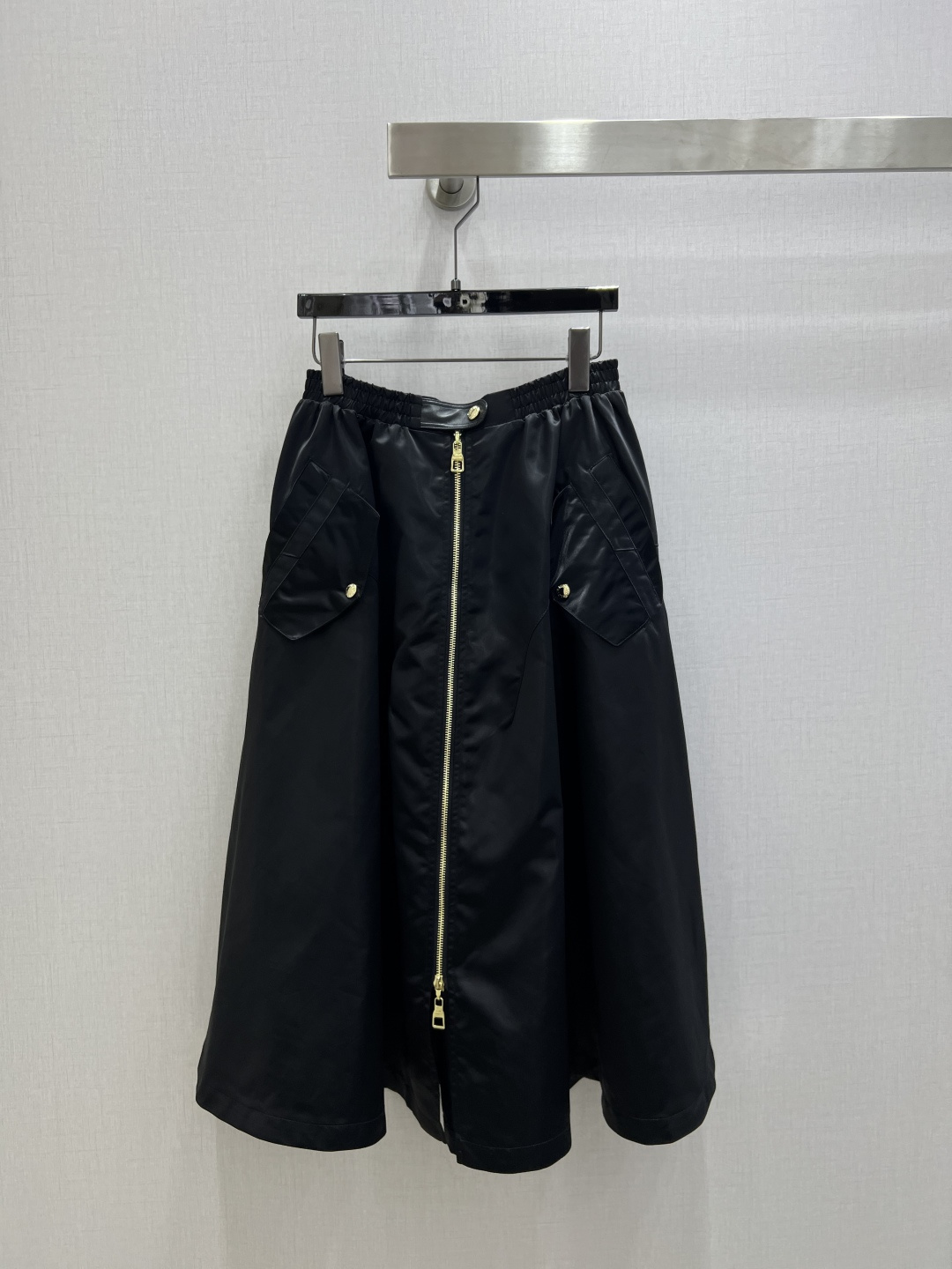 NO:696052,Highly recommended LV*2026 early spring new style zippered deconstructed jacket, zippered double pocket long skirt, separate batches, customized YB imported material, glossy texture, crisp and stylish, jacket tailoring, with presbyopic lining, low-key to highlight the brand style, the black satin suit is so stylish!  A short bomber jacket is paired with a wide skirt, the cool workwear style collides with the soft skirt design, and the golden metal zippers and snap buttons are used as embellishments, making the black outfit more layered. The satin nylon material has a high-end gloss, the loose version is casual yet refined, and the sweet and cool style is just right. Whether it is daily street or party wear, you can easily stand out. One color SMLXL code high quality, louis vuitton, skirts, jackets &  coats,jackets & coats,19860909强烈推荐 LV*2026早春新款 拉链解构夹克外套拉链双口袋长半裙 分开批 定制YB进口材质,质感光泽,挺括有型,夹克外套剪裁,搭配老花内衬,低调彰显品牌格调,黑色缎面套装太有腔调了！短款飞行员夹克搭配大摆半身裙,酷飒的工装风碰撞柔美的裙摆设计,金色金属拉链与按扣作为点缀,让黑色系穿搭更具层次感.缎面尼龙材质自带高级光泽感,宽松的版型随性又不失精致,甜酷风拿捏得恰到好处,不管是日常炸街还是聚会穿搭,都能轻松脱颖而出.一个色 SMLXL码 高品,,louis vuitton,skirts,jackets & coats,jackets & coats,,Women's clothing