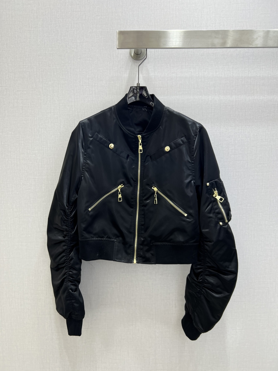 NO:696042,Highly recommended LV*2026 early spring new style zippered deconstructed jacket, zippered double pocket long skirt, separate batches, customized YB imported material, glossy texture, crisp and stylish, jacket tailoring, with presbyopic lining, low-key to highlight the brand style, the black satin suit is so stylish!  A short bomber jacket is paired with a full-length skirt. The cool workwear style collides with the soft skirt design. The golden metal zippers and snap buttons are used as embellishments, making the black style more layered. The satin nylon material has a high-end luster, the loose version is casual yet refined, and the sweet and cool style is just right. Whether it is for daily street or party wear, it can easily stand out. One color SMLXL code High quality, louis vuitton, skirts, jackets  & coats,jackets & coats,19860909强烈推荐 LV*2026早春新款 拉链解构夹克外套拉链双口袋长半裙 分开批 定制YB进口材质,质感光泽,挺括有型,夹克外套剪裁,搭配老花内衬,低调彰显品牌格调,黑色缎面套装太有腔调了！短款飞行员夹克搭配大摆半身裙,酷飒的工装风碰撞柔美的裙摆设计,金色金属拉链与按扣作为点缀,让黑色系穿搭更具层次感.缎面尼龙材质自带高级光泽感,宽松的版型随性又不失精致,甜酷风拿捏得恰到好处,不管是日常炸街还是聚会穿搭,都能轻松脱颖而出.一个色 SMLXL码 高品质外,,louis vuitton,skirts,jackets & coats,jackets & coats,,Women's clothing