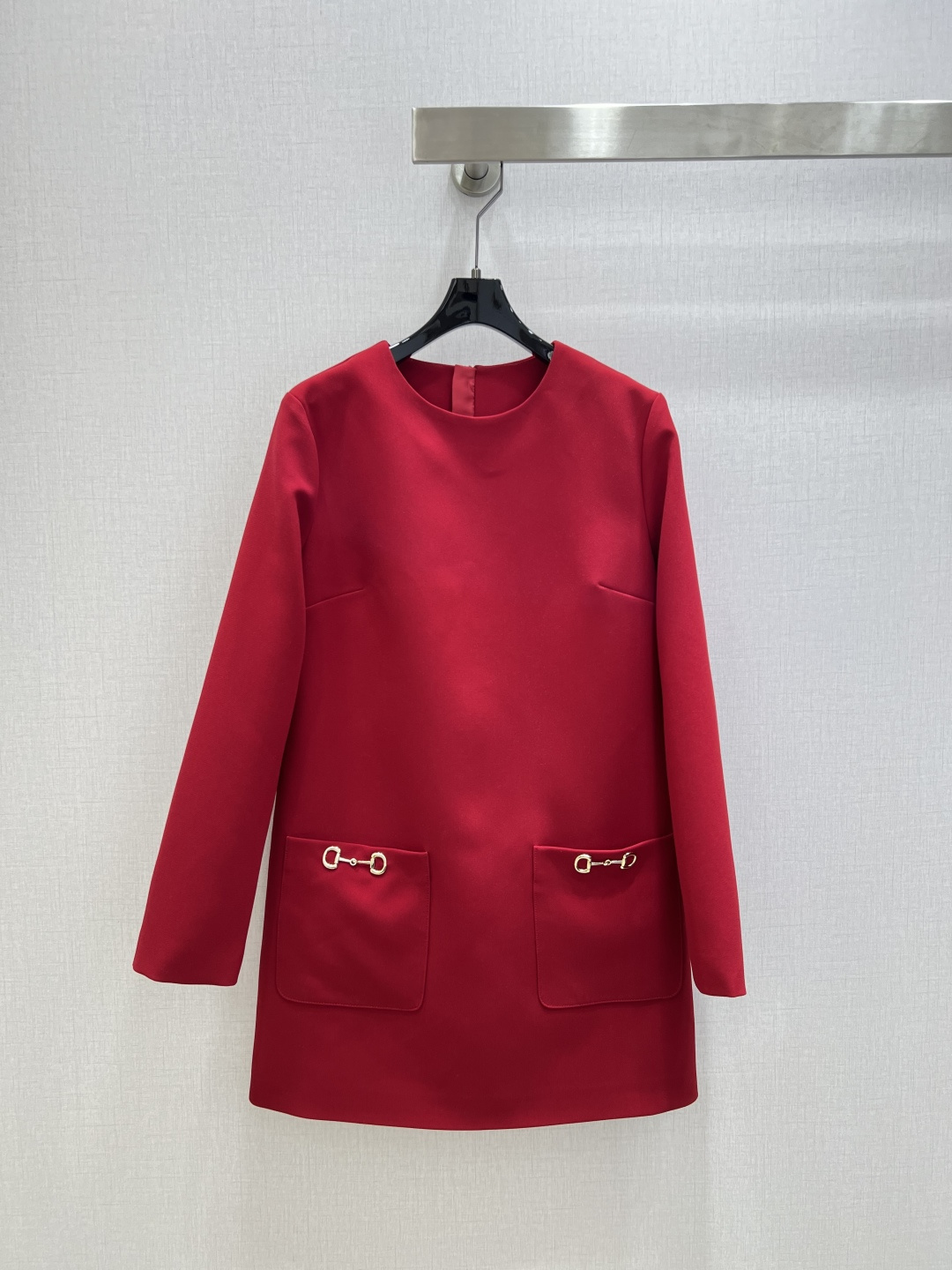 NO:696039,Highly recommended GUC*2026 early spring new round neck horseshoe button dress  Customized YB imported acetic acid material, ready-to-wear luster, high-quality texture, short-sleeved dress cut, bright red color brings a festive atmosphere, simple round neck straight version is super friendly to all body types, horsebit hardware details on the pocket are classic logo, low-key and high-quality. Soft and waxy fabric is skin-friendly and stylish, whether it is a New Year party or daily outing, you can easily become the focus when wearing it. One color SMLXL code  High quality ABC,,gucci,skirts,T-shirt,19860909强烈推荐 GUC*2026早春新款 圆领马蹄扣连衣裙 定制YB进口醋酸材质,成衣光泽,质感品相上乘,短袖连衣裙剪裁,明艳的正红色调自带节日氛围感,简约的圆领直筒版型对各种身材都超友好,口袋处的马衔扣五金细节是经典标识,低调又彰显质感.软糯的面料亲肤又有型,不管是新年聚会还是日常出街,穿上它都能轻松成为焦点.一个色 SMLXL码 高品质ABC,,gucci,skirts,T-shirt,,Women's clothing