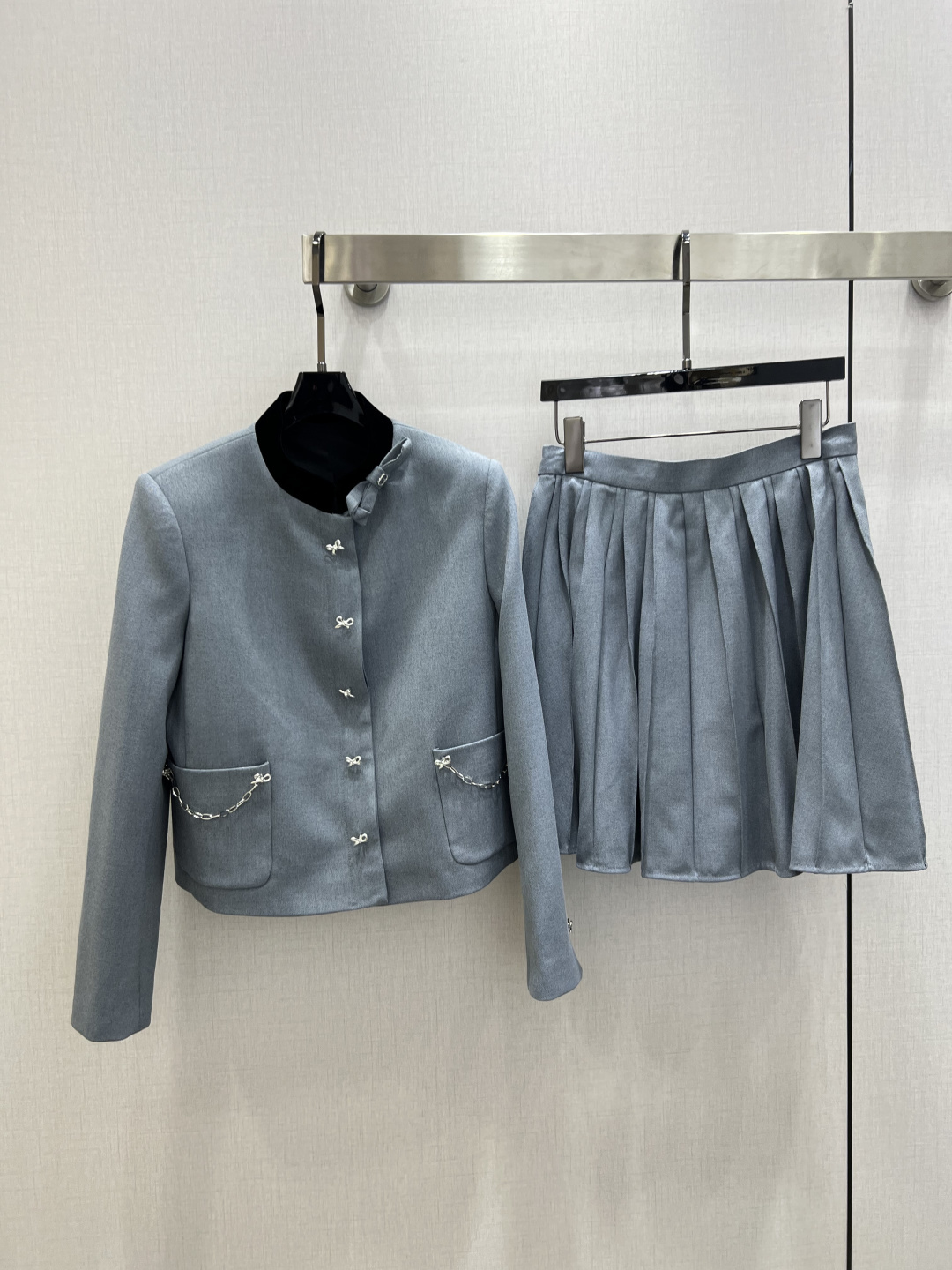 NO:696015,Highly recommended DIO*2026 early spring new style, contrasting color stand-up collar jacket, pleated skirt, separate batches, custom-made YB imported rayon material, exquisite texture, stylish to wear, haze blue suit balances elegance and girlishness just right!  The haze blue is gentle and high-end. The short jacket is paired with a pleated skirt. The stand-up collar design is neat and generous. The bow metal chain and bow button details at the pocket are exquisite. The crisp fabric creates a neat silhouette. Whether it is daily commuting or dating, you can easily wear the exquisite atmosphere of a French socialite. It is a treasure suit that is attractive at first sight. One color SMLXL code High quality outerwear, dior, skirts, jackets & coats,19860909强烈推荐 DIO*2026早春新款 撞色立领外套百褶半裙 分开批 定制YB进口人棉材质,质感细腻,穿搭有型,雾霾蓝套装把优雅与少女感平衡得恰到好处！雾霾蓝调温柔又高级,短款外套搭配百褶半裙,立领设计利落大方,口袋处的蝴蝶结金属链条与蝴蝶结纽扣细节尽显精致.挺括的面料塑造出利落的版型,不管是日常通勤还是约会穿搭,都能轻松穿出法式名媛的精致氛围感,是一眼心动的宝藏套装.一个色 SMLXL码 高品质外,,dior,skirts,jackets & coats,,Women's clothing