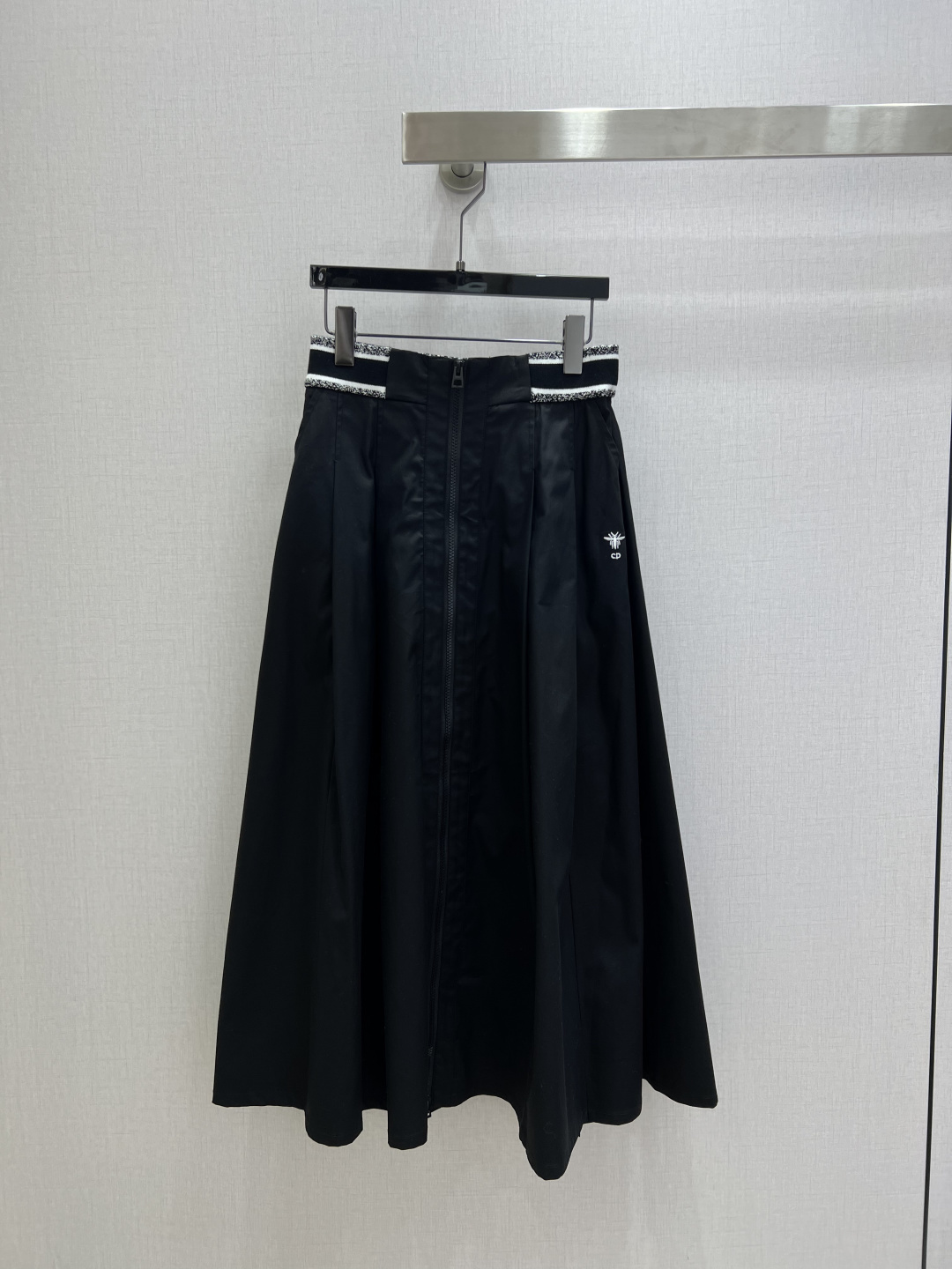 NO:697353,Highly recommended DIO*2026 early spring new zipper pleated long skirt!  A super age-reducing and thought-provoking item, the version is versatile and doesn’t pick anyone’s upper body, so you don’t want to miss it!  Imported fabrics are exquisite and comfortable!  The quality of workmanship depends on the details!  In stock, two colors, SML code, high quality ABC, dior, skirts,19860909强烈推荐 DIO*2026早春新款 拉链压褶长半裙！ 超级减龄心机单品, 版型百搭不挑人上身美的不要不要的！进口面料质感细腻舒适！做工品质看细节！现货 两个色 SML码 高品质ABC,,dior,skirts,,Women's clothing