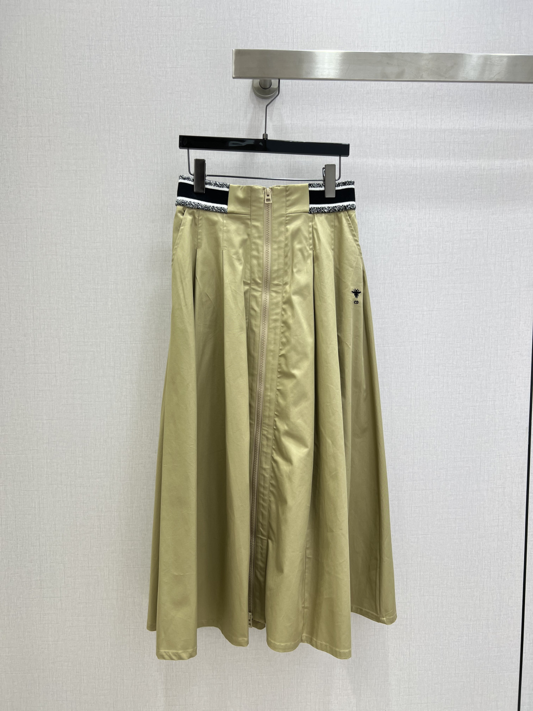 NO:697349,Highly recommended DIO*2026 early spring new zipper pleated long skirt!  A super age-reducing and thought-provoking item, the version is versatile and doesn’t pick anyone’s upper body, so you don’t want to miss it!  Imported fabrics are exquisite and comfortable!  The quality of workmanship depends on the details!  In stock, two colors, SML code, high quality ABC, dior, skirts,19860909强烈推荐 DIO*2026早春新款 拉链压褶长半裙！ 超级减龄心机单品, 版型百搭不挑人上身美的不要不要的！进口面料质感细腻舒适！做工品质看细节！现货 两个色 SML码 高品质ABC,,dior,skirts,,Women's clothing