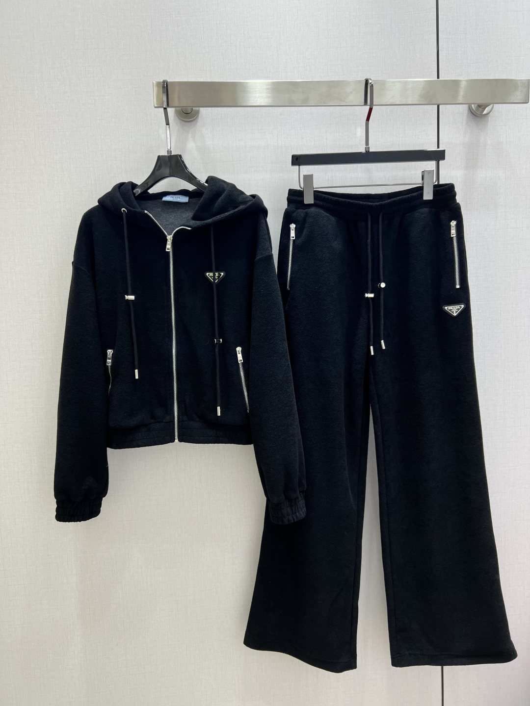 NO:697345,Highly recommended PRA*2026 early spring new hooded logo zipper suit. There is no reason to reject it. It has a cool style and is OK for daily commuting, regardless of the occasion. The design is unique, the layering is richer, and the small details are a plus. One color SML code, high quality AB, prada, hats,19860909强烈推荐 PRA*2026早春新款 连帽徽标拉链套装 没有理由可以拒绝它.可A可飒的风格,日常通勤穿什么的都是很OK的,不挑场合的.设计独特 层次感更加丰富,满满小细节太加分了 一个色 SML码 高品质AB,,prada,hats,,Women's clothing