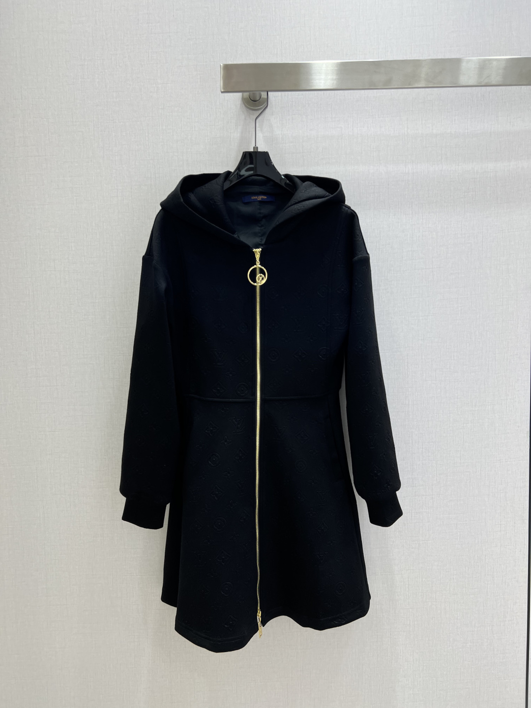 NO:697343,Highly recommended LV*2026 early spring new hooded embossed zipper dress, another fashionista’s favorite!  Every piece you get is full of surprises. Casual skirts, high-end fashion craftsmanship, perfect fit, no body type, practical and versatile. Combining comfort and functionality, highly recommended. Two colors, SML code, high quality AB, Louis Vuitton, skirts, hats,19860909强烈推荐 LV*2026早春新款 连帽压花拉链连p衣裙 又一款时尚达人的心头好！每一件到手都是惊喜满溢 休闲裙 高级时装工艺 版型绝绝子 不挑身材 实用百搭 舒适与功能相结合,强推入手.两个色 SML码 高品质AB,,louis vuitton,skirts,hats,,Women's clothing