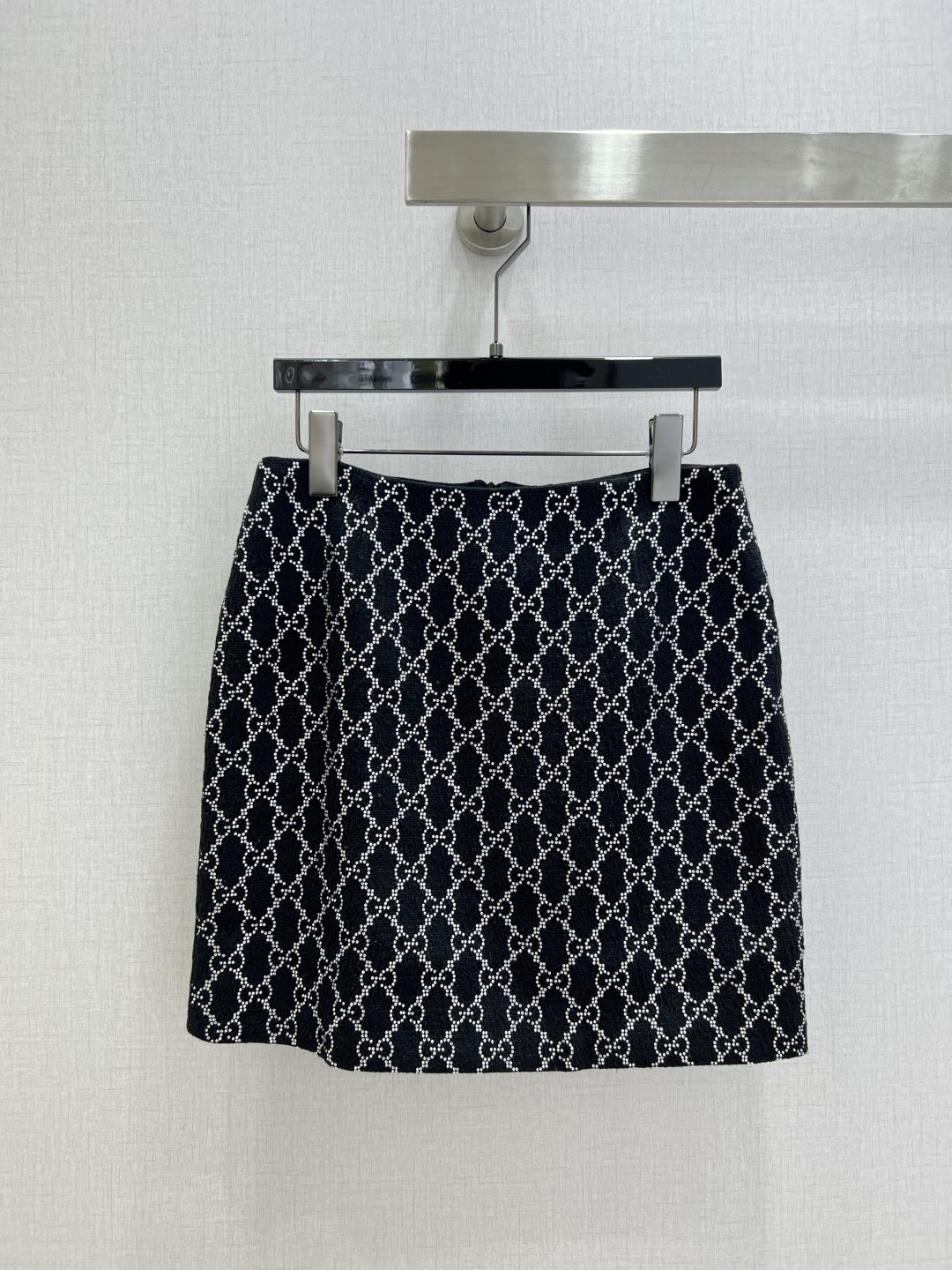 NO:697354,Highly recommended GUC*2026 early spring new style jacquard hot diamond short-sleeved top jacquard hot diamond skirt, separate batches, hot diamond design, cute style, easy to control, suitable for daily commuting, no matter the occasion, richer layering, full of small details are a plus. Exquisite workmanship, age-reducing fashion, good hold style, won the hearts of fairies, soft and textured, classic, one color SML code  High quality,,gucci,skirts,T-shirt,19860909强烈推荐 GUC*2026早春新款 提花烫钻短袖上衣提花烫钻半裙 分开批 烫钻设计 可A可乖的风格,版型属于谁都好驾驭的,日常通勤穿什么的都是很OK的,不挑场合的 层次感更加丰富,满满小细节太加分了.做工精致 减龄时尚 好HOLD住造型 深得仙女心 柔软有质感 经典之作 一个色 SML码 高品质,,gucci,skirts,T-shirt,,Women's clothing