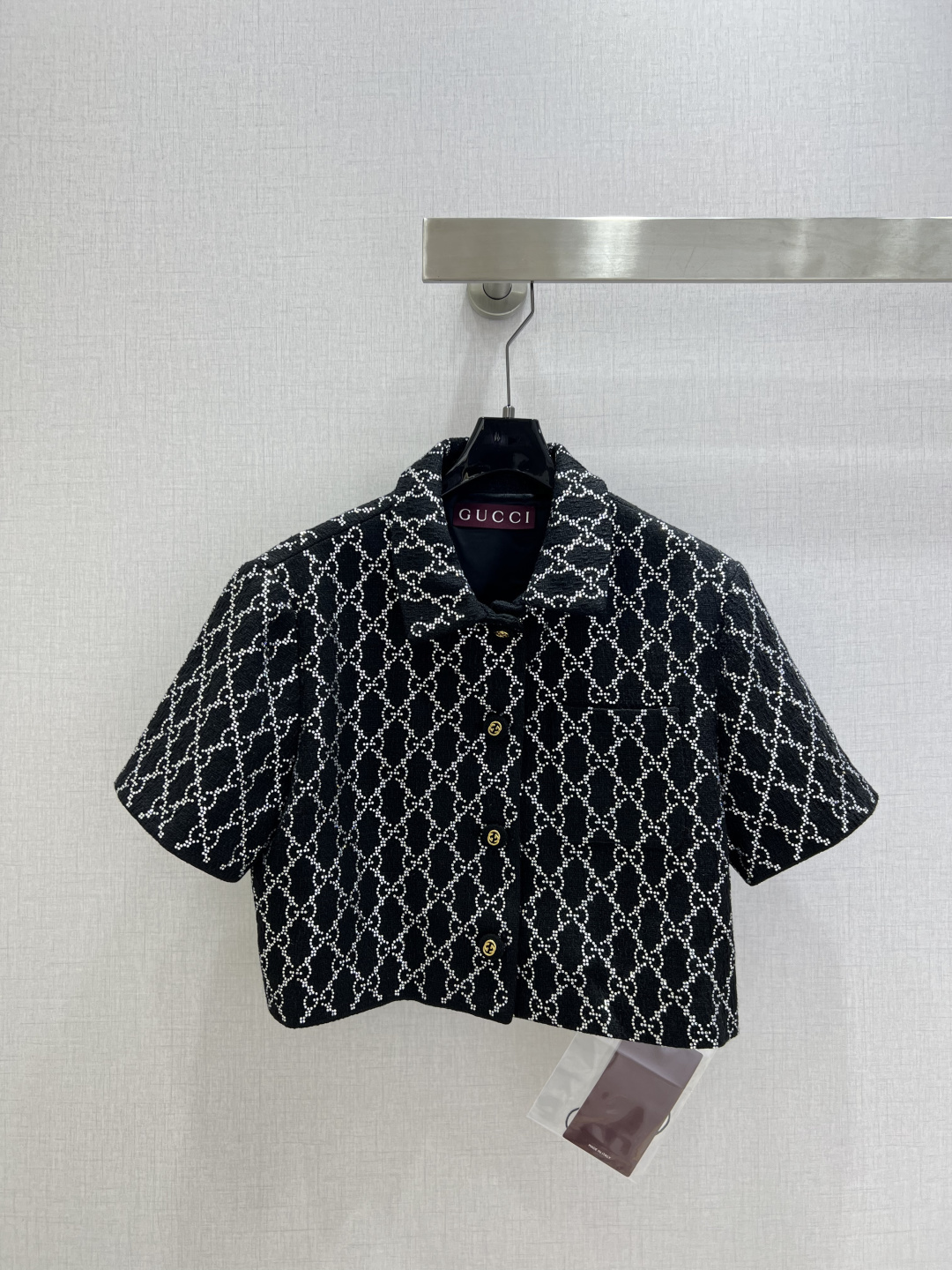 NO:697350,Highly recommended GUC*2026 early spring new style jacquard hot diamond short-sleeved top jacquard hot diamond skirt, separate batches, hot diamond design, cute style, easy to control, suitable for daily commuting, no matter the occasion, richer layering, full of small details are a plus. Exquisite workmanship, age-reducing fashion, good hold style, won the hearts of fairies, soft and textured, classic, one color SML code  High quality,,gucci,skirts,T-shirt,19860909强烈推荐 GUC*2026早春新款 提花烫钻短袖上衣提花烫钻半裙 分开批 烫钻设计 可A可乖的风格,版型属于谁都好驾驭的,日常通勤穿什么的都是很OK的,不挑场合的 层次感更加丰富,满满小细节太加分了.做工精致 减龄时尚 好HOLD住造型 深得仙女心 柔软有质感 经典之作 一个色 SML码 高品质上,,gucci,skirts,T-shirt,,Women's clothing