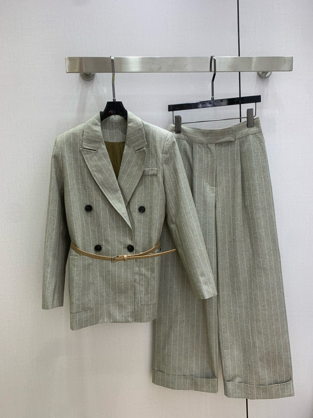 NO:697346,Highly recommended MaX*2026 early spring new striped suit jacket and trousers suit, fashionable, low-key, luxurious and high-end!  The style is versatile and not picky, and the quality of workmanship depends on the details. A must-have for white, rich and beautiful women!  Highly recommended, one color SML code, high quality AB, jackets & coats, business suit,19860909强烈推荐 MaX*2026早春新款 条纹西装外套搭配西长裤套装 时髦低调气质又奢华高级！版型百搭不挑人,做工品质看细节.白富美必入！强烈推荐 一个色 SML码 高品质AB,,jackets & coats,business suit,,Women's clothing