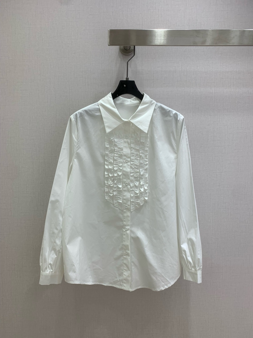 NO:697341,Highly recommended CHA*2026 new early spring long-sleeved shirt with fungus edge design, versatile and fashionable!  The upper body is super slim!  The imported custom-made fabric has a three-dimensional and stylish texture, and the upper body shows unique personality. Highly recommended items. One color, SML code, high quality AB, shirts,19860909强烈推荐 CHA*2026早春新款 木耳边设计长袖衬衫 百搭又时髦！上身超显瘦！进口定制面料质感立体有型,上身特显个性,强烈推荐单品 一个色 SML码 高品质AB,,shirts,,Women's clothing