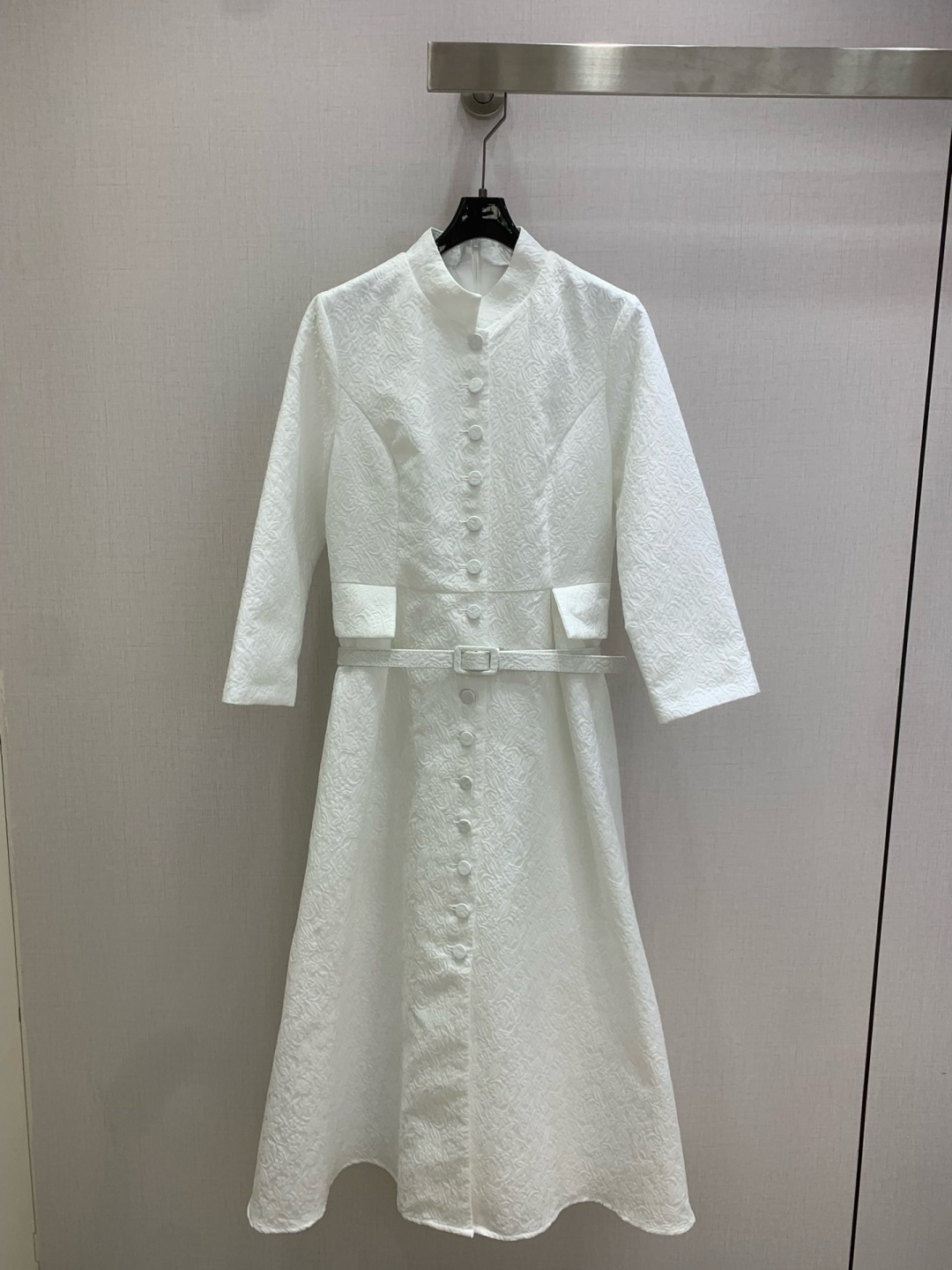 NO:697337,Highly recommended Dio*2026 early spring new jacquard breasted dress, delicate and soft texture, classic age-reducing item!  The fashionable design doesn’t make your upper body look slimmer!  The perfect item that Bai Fumei must buy. The texture is superb and the workmanship is perfect. One color SML code. High quality ABC, dior, skirts,19860909强烈推荐 Dio*2026早春新款 提花排扣连衣裙 质感细腻软糯 经典减龄单品！设计时髦版型不挑人上身巨显瘦！白富美必收的完美单品.质感超赞完美做工品质 一个色 SML码 高品质ABC,,dior,skirts,,Women's clothing