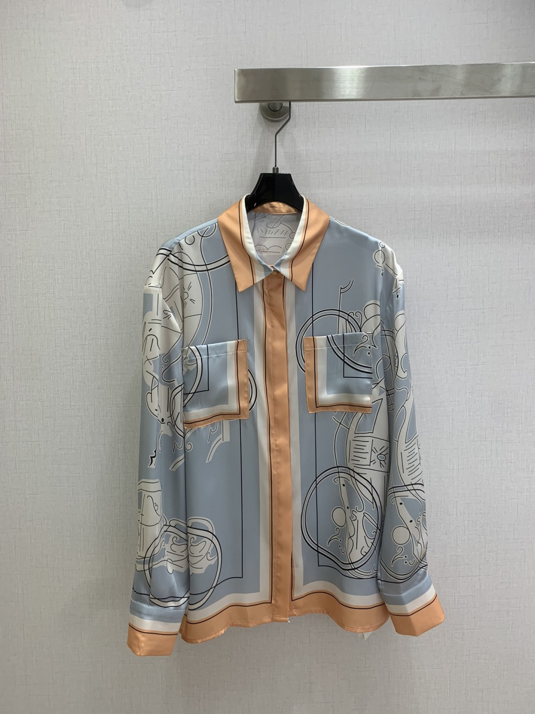 NO:697714,Highly recommended HER*2026 early spring new style printed lapel double pocket shirt printed wide leg trousers, separate batches, silky fabric, penetrating printing, retro and fashionable, low-key temperament and luxurious high-end!  The styles are versatile and not picky, customized technical fabrics, workmanship quality depends on the details. Bai Fumei is a must-have!  One color SMLXL high quality linings, shirts,19860909强烈推荐 HER*2026早春新款 印花翻领双口袋衬衫印花阔腿长裤 分开批 丝滑面料 渗透印花 复古时髦 低调气质又奢华高级！版型百搭不挑人,定制科技面料 做工品质看细节.白富美必入！一个色 SMLXL码 高品质衬,,shirts,,Women's clothing