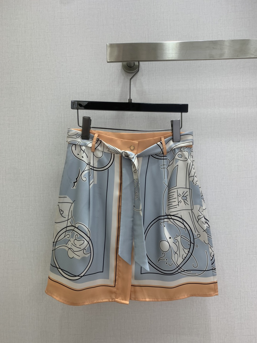 NO:697712,Highly recommended HER*2026 early spring new lace-up printed skirt, silky fabric, penetrating printing, retro and fashionable, low-key temperament and luxurious and high-end!  The styles are versatile and not picky, customized technical fabrics, workmanship quality depends on the details. Bai Fumei is a must-have!  One color SMLXL code, high quality ABC,,skirts,19860909强烈推荐 HER*2026早春新款 系带印花半裙 丝滑面料 渗透印花 复古时髦 低调气质又奢华高级！版型百搭不挑人,定制科技面料 做工品质看细节.白富美必入！一个色 SMLXL码 高品质ABC,,skirts,,Women's clothing