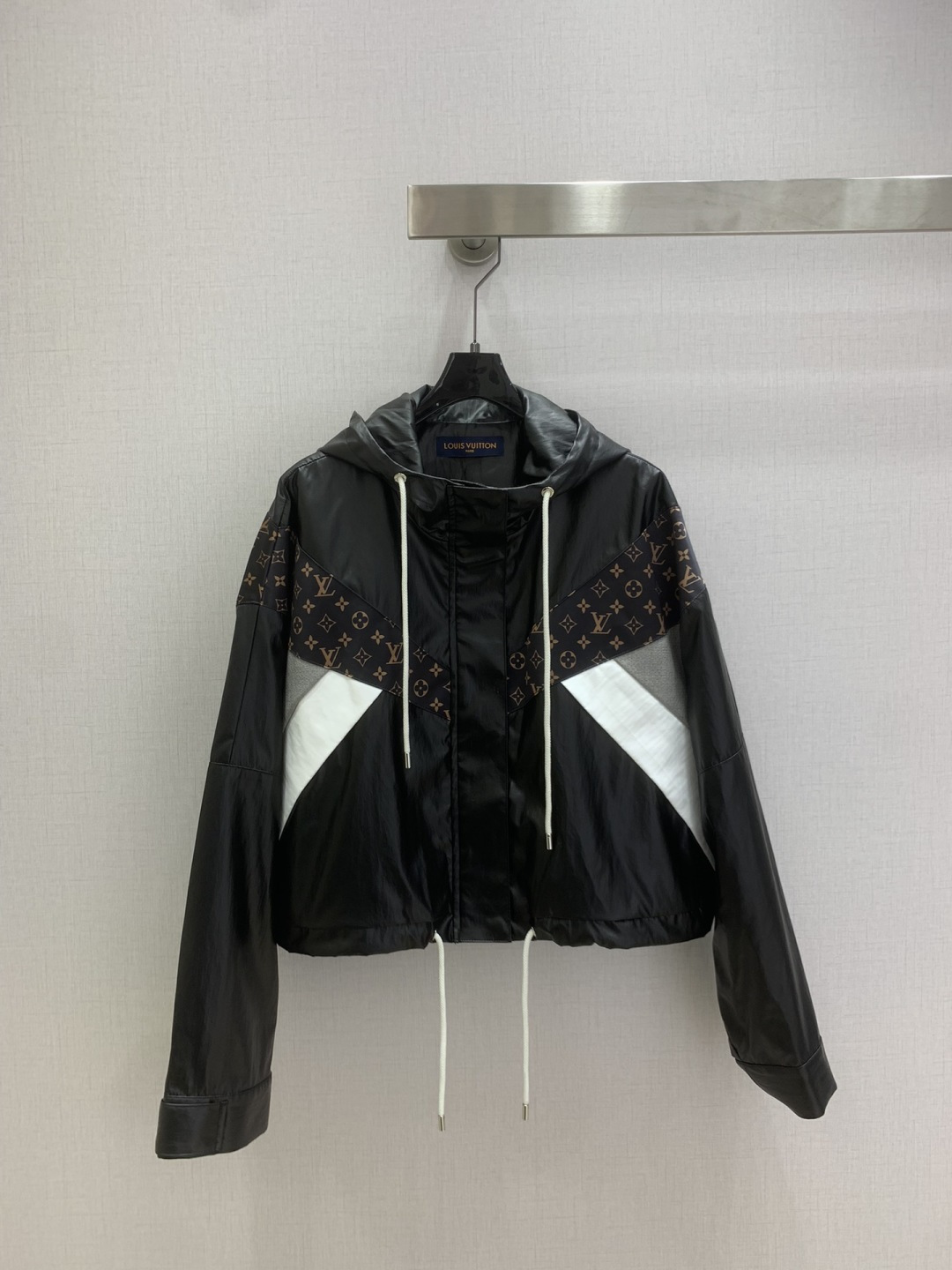 NO:697708,Highly recommended LV*2026 early spring new style patchwork printed hooded jacket, unique design, high-end atmosphere, full of high-end sense of wear, innovative fabrics, light and soft, the actual product is very good!  The upper body is fashionable and versatile, and looks good when you take off the jacket and wear it underneath!  High-quality workmanship depends on the details. One color SML code. High-quality ABC,,louis vuitton,jackets & coats,jackets & coats,hats,19860909强烈推荐 LV*2026早春新款 拼接印花连帽夹克外套 独特设计 高级大气 满满的穿搭高级感 创新面料 轻盈柔软 实物非常赞！上身洋气百搭,穿搭好看 脱掉外套里搭也是美美的！高品质做工看细节 一个色 SML码 高品质ABC,,louis vuitton,jackets & coats,jackets & coats,hats,,Women's clothing