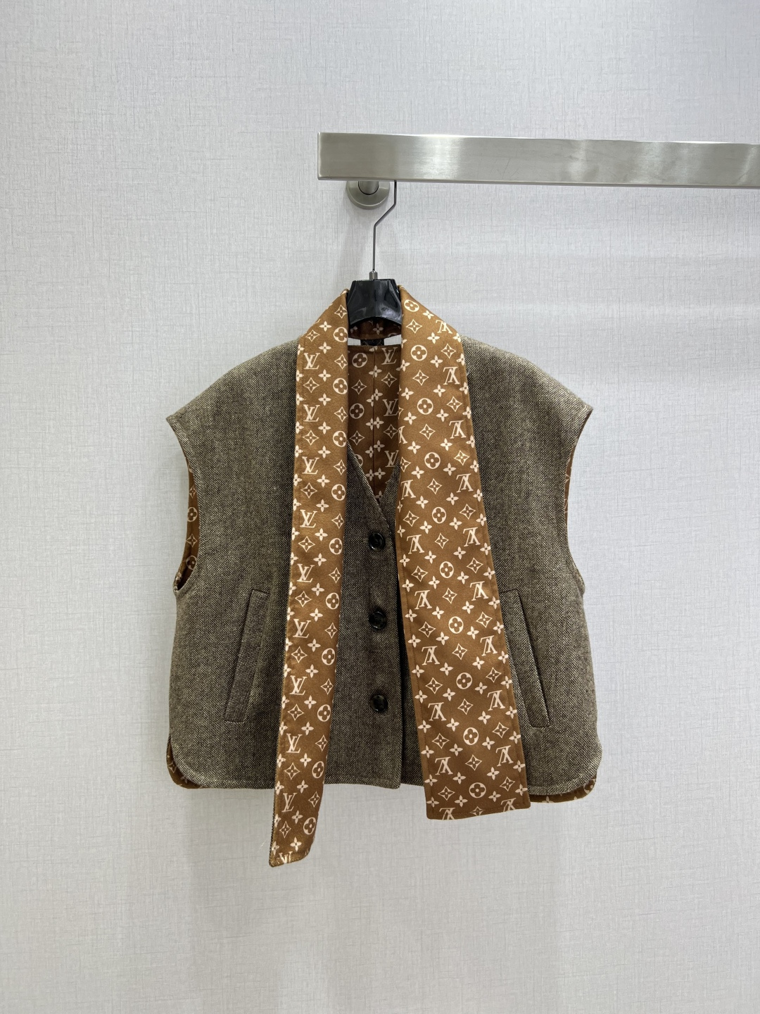 NO:708194,Highly recommended LV*2026 early spring new style spliced ​​scarf vest jacket, containing 50% wool, classic and stylish, with its own aura, the fabric texture is very nice, fashionable and high-end, the color is super positive, the upper body is white and slim, it has a cool and handsome series, the upper body is full of aura when walking, the length is just right, easy to control, one color SMLXL code, high quality ABC, Louis Vuitton, jackets & coats,19860909强烈推荐 LV*2026早春新款 拼接围巾马甲外套 含50羊毛 经典又有型 自带气场 面料质感很奈斯 时髦又高级 颜色超级正 上身显白又显瘦 自带酷帅感的系列 走路都带风上身气场全开 长度恰到好处 轻松驾驭 一个色 SMLXL码 高品质ABC,,louis vuitton,jackets & coats,,Women's clothing