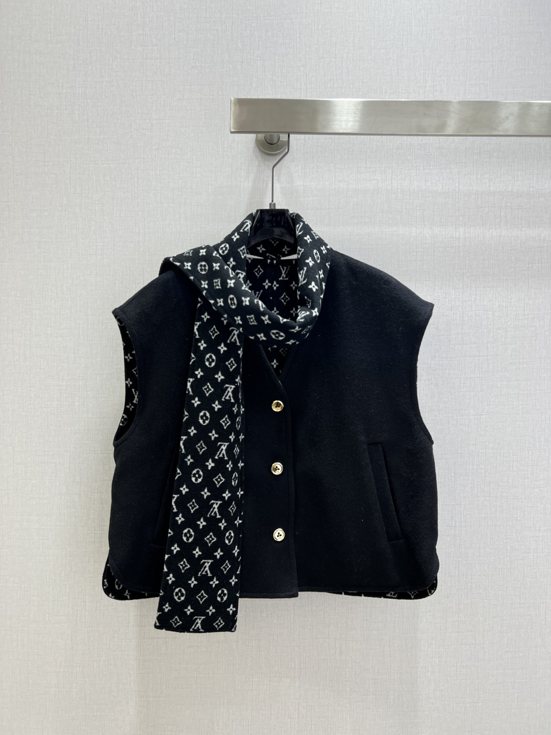 NO:708209,Highly recommended LV*2026 early spring new style spliced ​​scarf vest jacket, containing 50% wool, classic and stylish, with its own aura, the fabric texture is very nice, fashionable and high-end, the color is super positive, the upper body is white and slim, it has a cool and handsome series, the upper body is full of aura when walking, the length is just right, easy to control, one color SMLXL code, high quality ABC, Louis Vuitton, jackets & coats,19860909强烈推荐 LV*2026早春新款 拼接围巾马甲外套 含50羊毛 经典又有型 自带气场 面料质感很奈斯 时髦又高级 颜色超级正 上身显白又显瘦 自带酷帅感的系列 走路都带风上身气场全开 长度恰到好处 轻松驾驭 一个色 SMLXL码 高品质ABC,,louis vuitton,jackets & coats,,Women's clothing