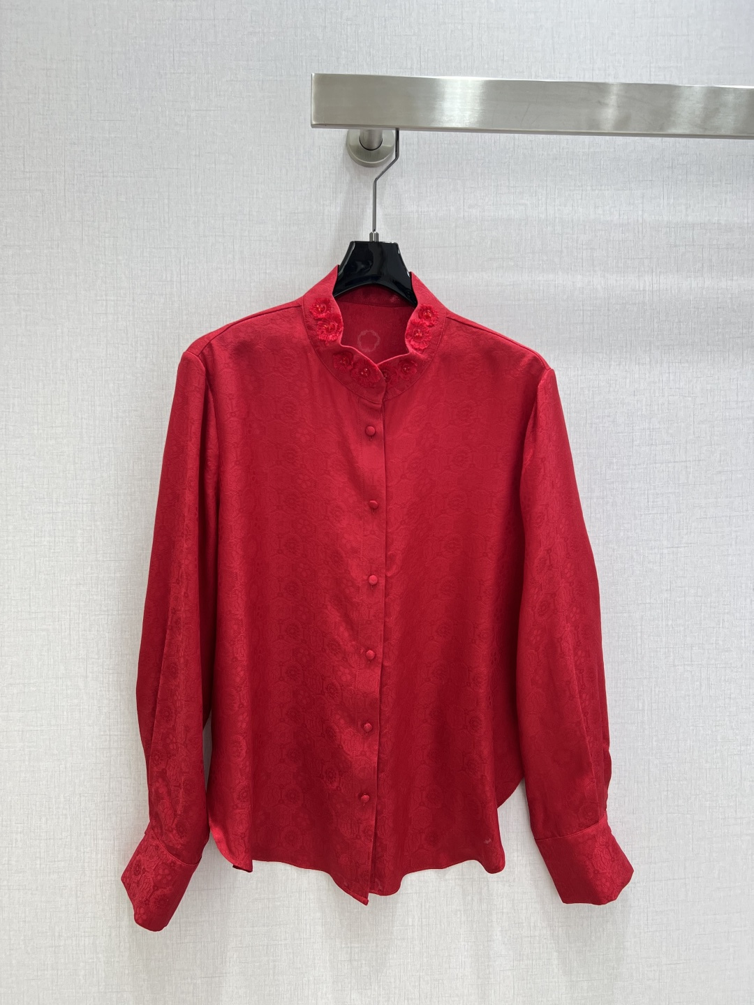 NO:708541,Highly recommended MIU*2026 early spring new style hand-cut and beaded silk long-sleeved shirt, exquisite and high-end, workmanship depends on the details, a must-have for the New Year, one color, SMLXL code, high quality ABC,,miumiu,shirts,real silk,19860909强烈推荐 MIU*2026早春新款 手工剪花订珠真丝长袖衬衫 精致高级 做工看细节 过年必备款 绝 一个色 SMLXL码 高品质ABC,,miumiu,shirts,real silk,,Women's clothing