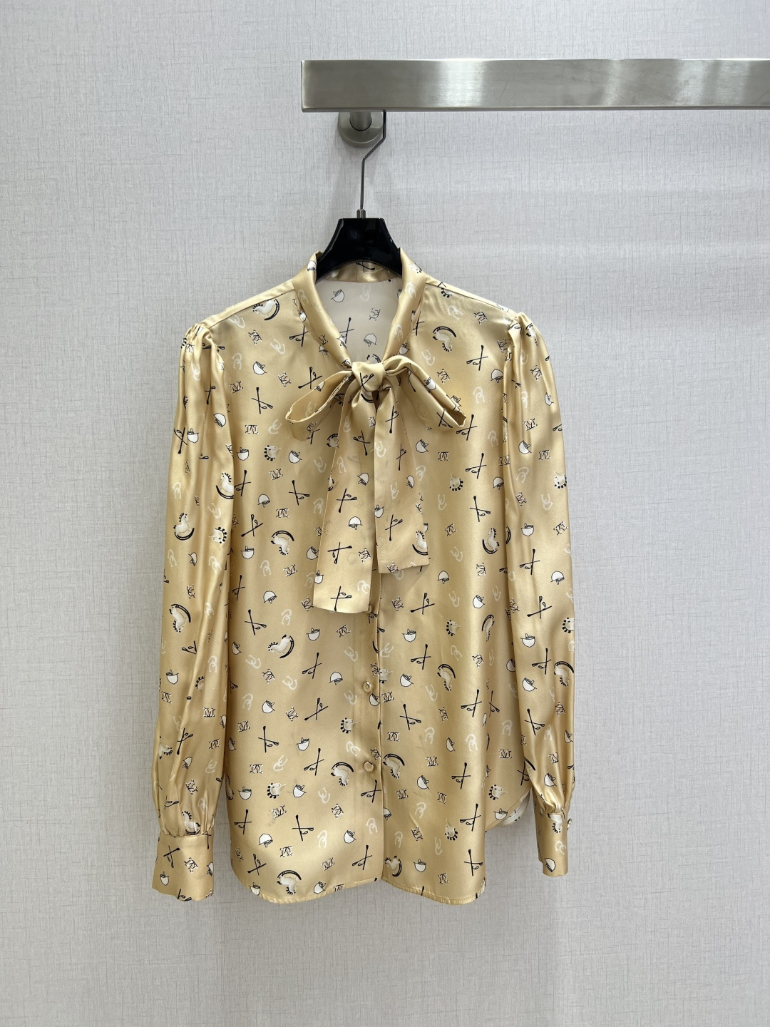 NO:708557,Highly recommended Max*2026 early spring new style printed lace-up silk long-sleeved shirt. Silk advanced custom-made fabric. The fabric is skin-friendly and soft. The unique version and exquisite details give it a new twist on the classic. Loose version. Whether worn alone to show sophistication or layered to create layers, you can easily control a variety of styles. Injecting soul into the whole, allowing you to always exude an unintentional sense of luxury in your daily wear. Two colors. SMLXL code. High quality ABC, shirts, real silk,19860909强烈推荐 Max*2026早春新款 印花系带真丝长袖衬衫 真丝高级定制面料 面料亲肤柔软 独特的版型与精致的细节 让它在经典中焕发新意 宽松版型 无论是单穿彰显干练 还是叠搭营造层次 都能轻松驾驭多种风格 整体注入灵魂 让你在日常穿搭中 时刻散发着不刻意的高级感 两个色 SMLXL码 高品质ABC,,shirts,real silk,,Women's clothing