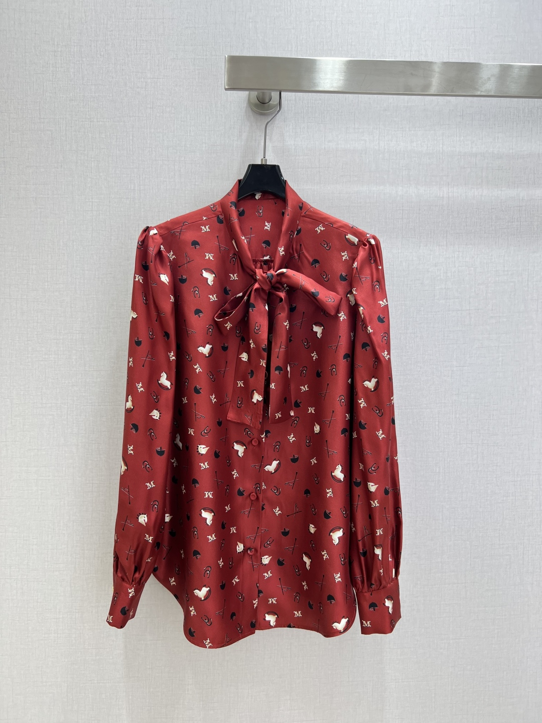 NO:708554,Highly recommended for early spring 2026. Printed lace-up silk long-sleeved shirt. High-end custom fabric. The fabric is soft and skin-friendly. The unique shape and exquisite details give it a new twist on the classic. Loose fit. Whether worn alone to show sophistication or layered to create layers, you can easily control a variety of styles. The whole body is infused with soul, allowing you to always exude an unintentional sense of luxury in your daily wear. Two colors. SMLXL code. High-quality ABC, shirts, real silk,19860909强烈推荐 2026早春新款 印花系带真丝长袖衬衫 高级定制面料 面料亲肤柔软 独特的版型与精致的细节 让它在经典中焕发新意 宽松版型 无论是单穿彰显干练 还是叠搭营造层次 都能轻松驾驭多种风格 整体注入灵魂 让你在日常穿搭中 时刻散发着不刻意的高级感 两个色 SMLXL码 高品质ABC,,shirts,real silk,,Women's clothing