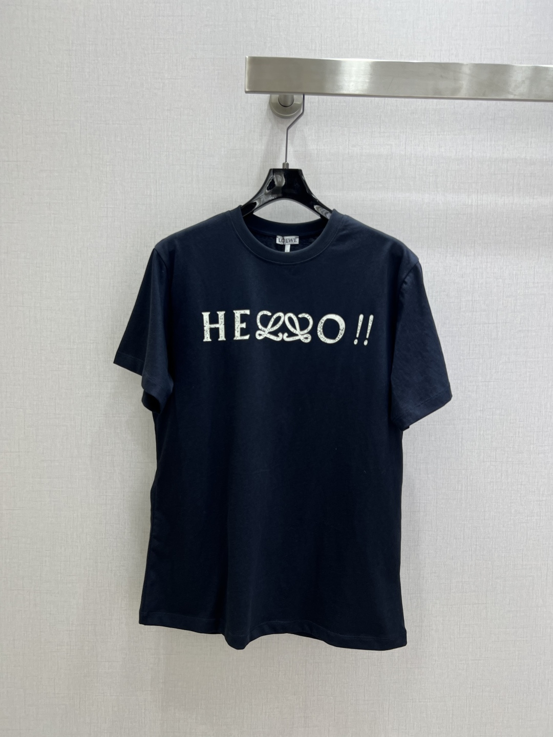 NO:708552,Highly recommended LOE*2026 early spring new style distressed printed letter logo short-sleeved T-shirt  Customized YB mercerized cotton material, breathable and comfortable, full of texture, loose T-shirt cut, full of casual and trendy feeling, deep navy blue, low-key and versatile, 'HELLO!!' letter printing on the chest breaks the monotony with a unique winding design, simple and simple  There is ingenuity hidden in it. The soft cotton fabric is skin-friendly and breathable, and the loose fit hides flesh and is comfortable. Wearing it alone is an excellent choice for leisure. It can also be layered with shirts or jackets to easily create a sense of layering. It is a versatile treasure in the wardrobe that has both personality and practicality. One color  SML code high quality AB,,loewe,jackets & coats,shirts,T-shirt,tees,t-shirt,19860909强烈推荐 LOE*2026早春新款 做旧印花字母徽标短袖T恤 定制YB丝光全棉材质,透气舒适,质感十足,宽松T恤裁剪,把随性潮趣感拉满,深邃的藏青色低调又百搭,胸前“HELLO!!”字母印花以独特的缠绕设计打破单调,简约中藏着巧思.柔软的棉质面料亲肤透气,宽松的版型藏肉又自在,单穿是休闲的绝佳选择,叠穿衬衫或外套也能轻松打造层次感,是衣橱里兼具个性与实用性的百搭宝藏款.一个色 SML码 高品质AB,,loewe,jackets & coats,shirts,T-shirt,tees，t-shirt,,Women's clothing