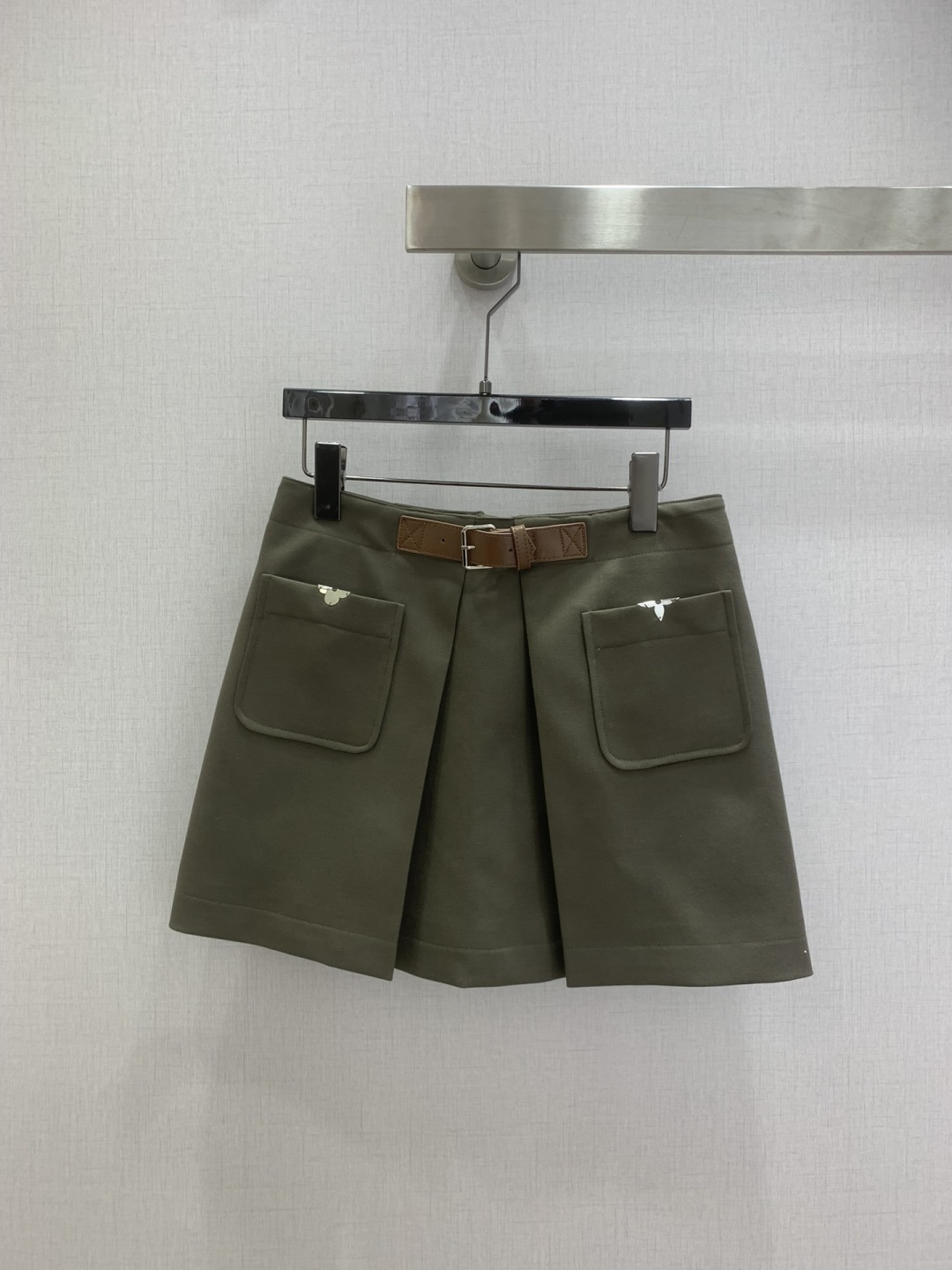 NO:708928,Highly recommended LV*2026 early spring new style, double-breasted belted blazer, pleated double-pocket skirt, batched separately, very high-end imported texture, look carefully at the details, the color is super right, the upper body is very cool, clean and classy, ​​improves the temperament~~ completely follows the level of high-end ready-to-wear. It is impossible not to love it. The temperament MM must buy one color, SMLXL code, high quality, louis vuitton, skirts, jackets & coats, business suit,19860909强烈推荐 LV*2026早春新款 双排扣腰带西装外套压褶双口袋半裙 分开批 非常高级的进口质地 仔细看细节 颜色超正上身非常飒爽 干净有品 提气质~~完全按照高定成衣水准 无法不爱 气质MM必入 一个色 SMLXL码 高品,,louis vuitton,skirts,jackets & coats,business suit,,Women's clothing