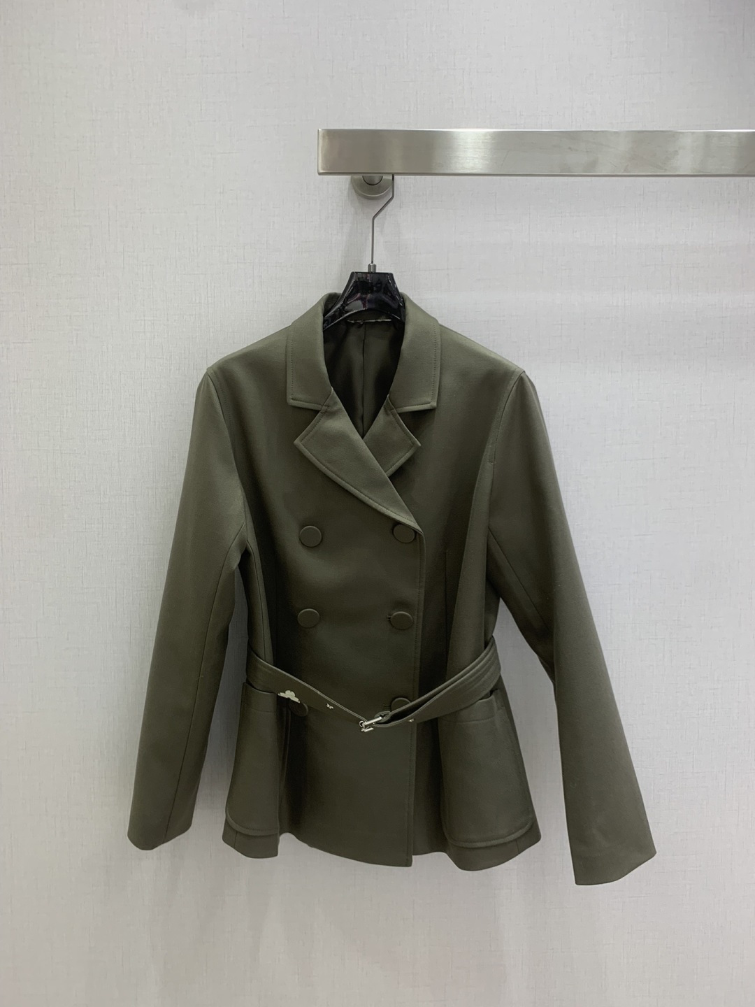 NO:708915,Highly recommended LV*2026 early spring new style, double-breasted belted blazer, pleated double-pocket skirt, batched separately, very high-end imported texture, look carefully at the details, the color is super right, the upper body is very cool, clean and classy, ​​improves the temperament~~completely follows the high-end ready-to-wear standards, can't help but love, temperament MM must buy, one color SMLXL code, high quality, louis vuitton, skirts, jackets & coats, business suit,19860909强烈推荐 LV*2026早春新款 双排扣腰带西装外套压褶双口袋半裙 分开批 非常高级的进口质地 仔细看细节 颜色超正上身非常飒爽 干净有品 提气质~~完全按照高定成衣水准 无法不爱 气质MM必入 一个色 SMLXL码 高品质外,,louis vuitton,skirts,jackets & coats,business suit,,Women's clothing