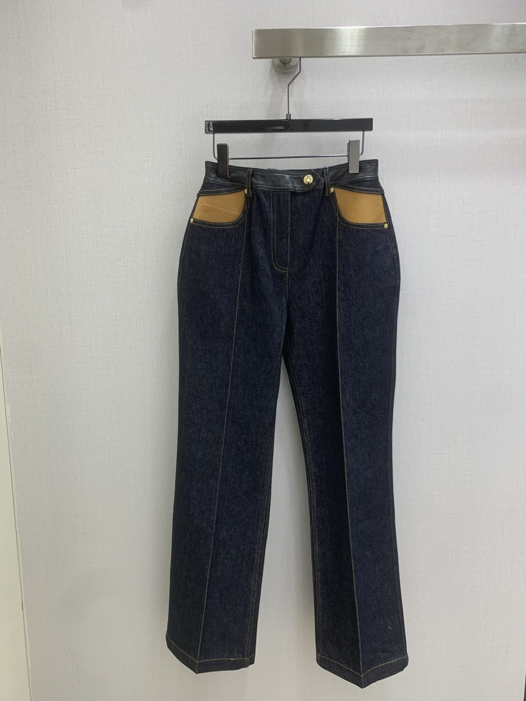 NO:708919,Highly recommended LV*2026 early spring new style spliced ​​straight denim trousers, imported non-fading denim, produced in the high-end series ~ super fashionable new denim denim. The upper body is cool and sassy with a unique color tone. The texture is fine, the cotton feels natural, it is muscular yet soft, super beautiful!  The details and workmanship are super good, new products are in stock, one color SMLXL code, high quality ABC, Louis Vuitton,19860909强烈推荐 LV*2026早春新款 拼接直筒牛仔长裤 进口不掉色牛仔 高版系列出品~超时髦新款丹宁牛仔 个性色调上身又酷又飒爽 纹理细腻,棉感自然,既有筋骨感又不失柔软,超级漂亮！细节做工超级好,新品现货开抢 一个色 SMLXL码 高品质ABC,,louis vuitton,,Women's clothing