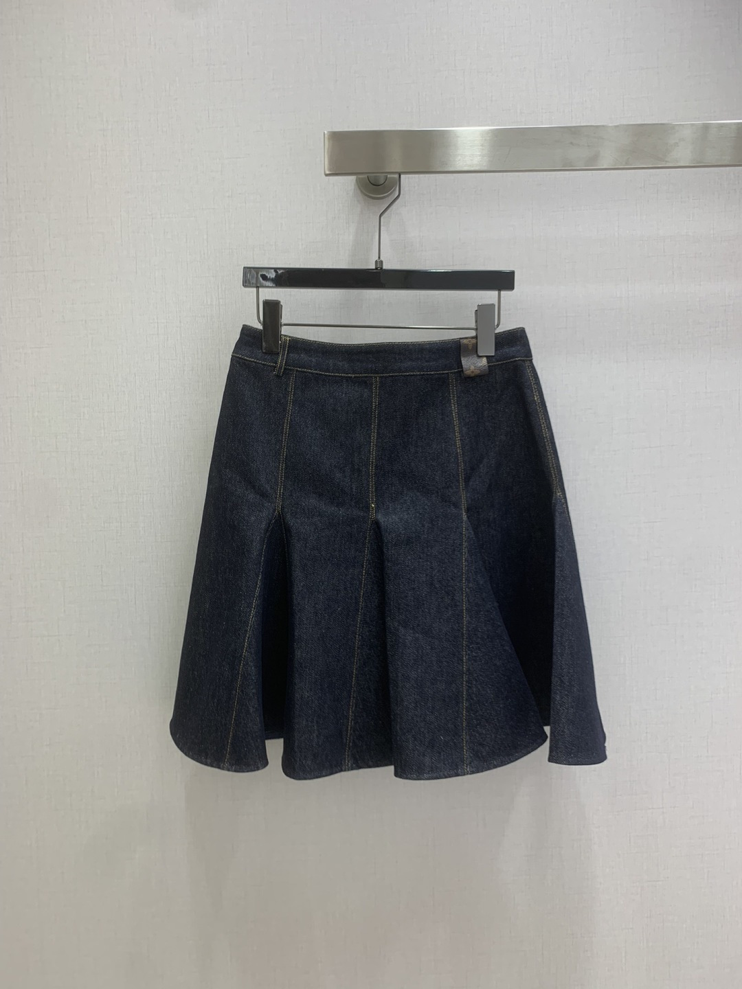 NO:708923,Highly recommended LV*2026 early spring new style, pleated lace denim skirt, imported non-fading denim, produced in the high-end series ~ super fashionable new denim denim, unique color tone on the upper body, cool and sassy, ​​fine texture, natural cotton feel, muscular yet soft, super beautiful!  The details and workmanship are super good, new products are in stock, one color SMLXL code, high quality ABC, Louis Vuitton, skirts,19860909强烈推荐 LV*2026早春新款 压褶花边牛仔半裙 进口不掉色牛仔 高版系列出品~超时髦新款丹宁牛仔 个性色调上身又酷又飒爽 纹理细腻,棉感自然,既有筋骨感又不失柔软,超级漂亮！细节做工超级好,新品现货开抢 一个色 SMLXL码 高品质ABC,,louis vuitton,skirts,,Women's clothing