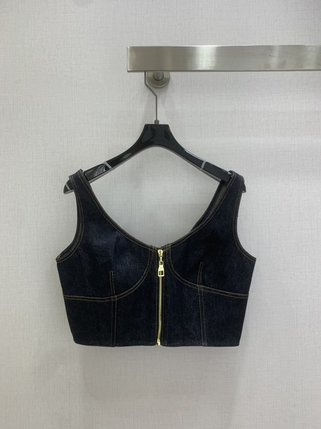NO:708924,Highly recommended LV*2026 early spring new style zipper denim suspender top, imported non-fading denim, produced in the high-end series ~ super fashionable new denim denim, the upper body is cool and sassy with a unique color tone, the texture is fine, the cotton feels natural, it is muscular yet soft, super beautiful!  The details and workmanship are super good, new products are in stock, one color SMLXL code, high quality ABC, Louis Vuitton,19860909强烈推荐 LV*2026早春新款 拉链牛仔吊带上衣 进口不掉色牛仔 高版系列出品~超时髦新款丹宁牛仔 个性色调上身又酷又飒爽 纹理细腻,棉感自然,既有筋骨感又不失柔软,超级漂亮！细节做工超级好,新品现货开抢 一个色 SMLXL码 高品质ABC,,louis vuitton,,Women's clothing