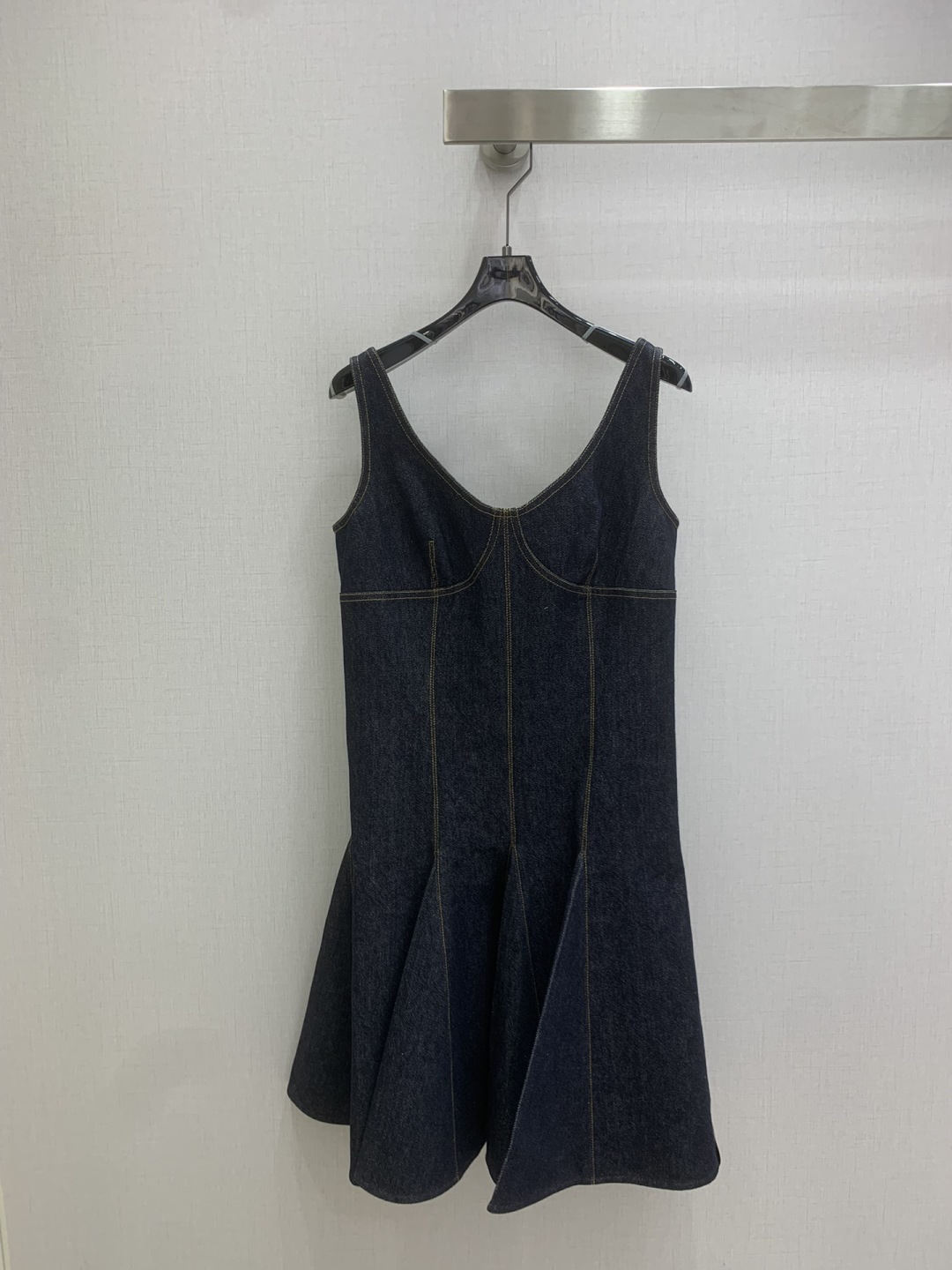 NO:708929,Highly recommended LV*2026 early spring new style pleated suspender denim dress. Imported non-fading denim. Produced in the high-end series ~ super fashionable new denim denim. The upper body is cool and sassy with a unique color tone. The texture is fine, the cotton feels natural, it has a muscular yet soft feel, super beautiful!  The details and workmanship are super good, new products are in stock, one color SMLXL code, high quality ABC, Louis Vuitton, skirts,19860909强烈推荐 LV*2026早春新款 压褶吊带牛仔连衣裙 进口不掉色牛仔 高版系列出品~超时髦新款丹宁牛仔 个性色调上身又酷又飒爽 纹理细腻,棉感自然,既有筋骨感又不失柔软,超级漂亮！细节做工超级好,新品现货开抢 一个色 SMLXL码 高品质ABC,,louis vuitton,skirts,,Women's clothing