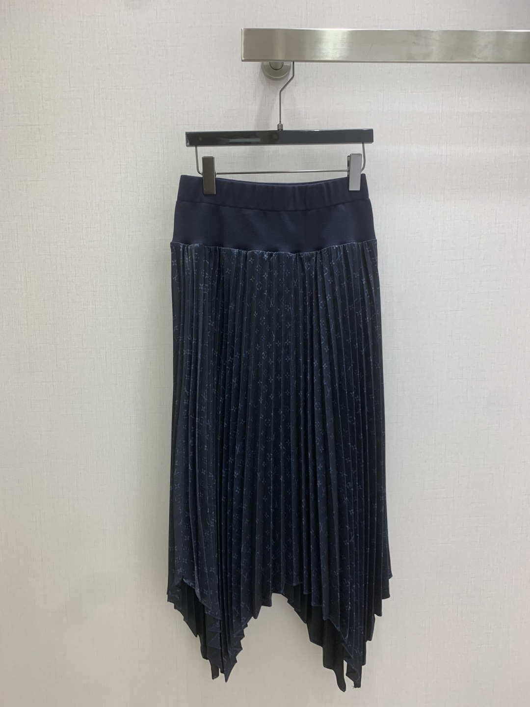 NO:708931,Highly recommended LV*2026 early spring new style. Pleated long skirt with dark flowers. Classic and stylish. It has its own aura. The texture of the fabric is very nice. It is fashionable and high-end. The color is super positive. The upper body is white and slim. It has a cool and handsome feeling. The upper body has a full aura when walking. The length is just right and easy to control. Two colors. SML code. High quality ABC, louis vuitton, skirts,19860909强烈推荐 LV*2026早春新款 压褶暗花长半裙 经典又有型 自带气场 面料质感很奈斯 时髦又高级 颜色超级正 上身显白又显瘦 自带酷帅感的系列 走路都带风上身气场全开 长度恰到好处 轻松驾驭 两个色 SML码 高品质ABC,,louis vuitton,skirts,,Women's clothing