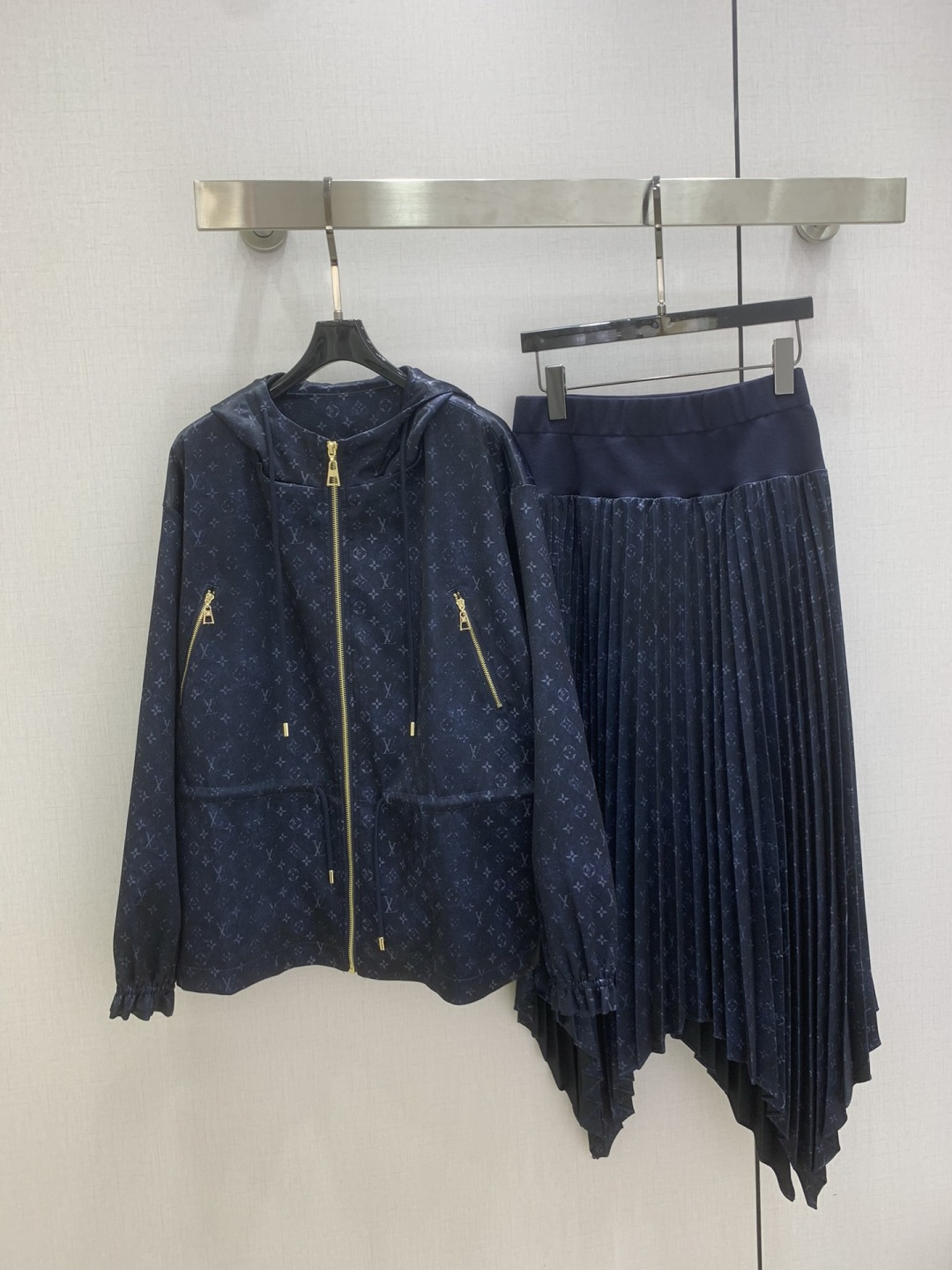 NO:708932,Highly recommended LV*2026 early spring new style hooded waist zipper jacket, classic and stylish, has its own aura, the fabric texture is very nice, fashionable and high-end, the color is super positive, the upper body is white and slim, it has a cool and handsome series, the upper body has a full aura when walking, the length is just right, easy to control, two colors SML code, high quality ABC, Louis Vuitton, jackets & coats, hats,19860909强烈推荐 LV*2026早春新款 连帽收腰拉链外套 经典又有型 自带气场 面料质感很奈斯 时髦又高级 颜色超级正 上身显白又显瘦 自带酷帅感的系列 走路都带风上身气场全开 长度恰到好处 轻松驾驭 两个色 SML码 高品质ABC,,louis vuitton,jackets & coats,hats,,Women's clothing