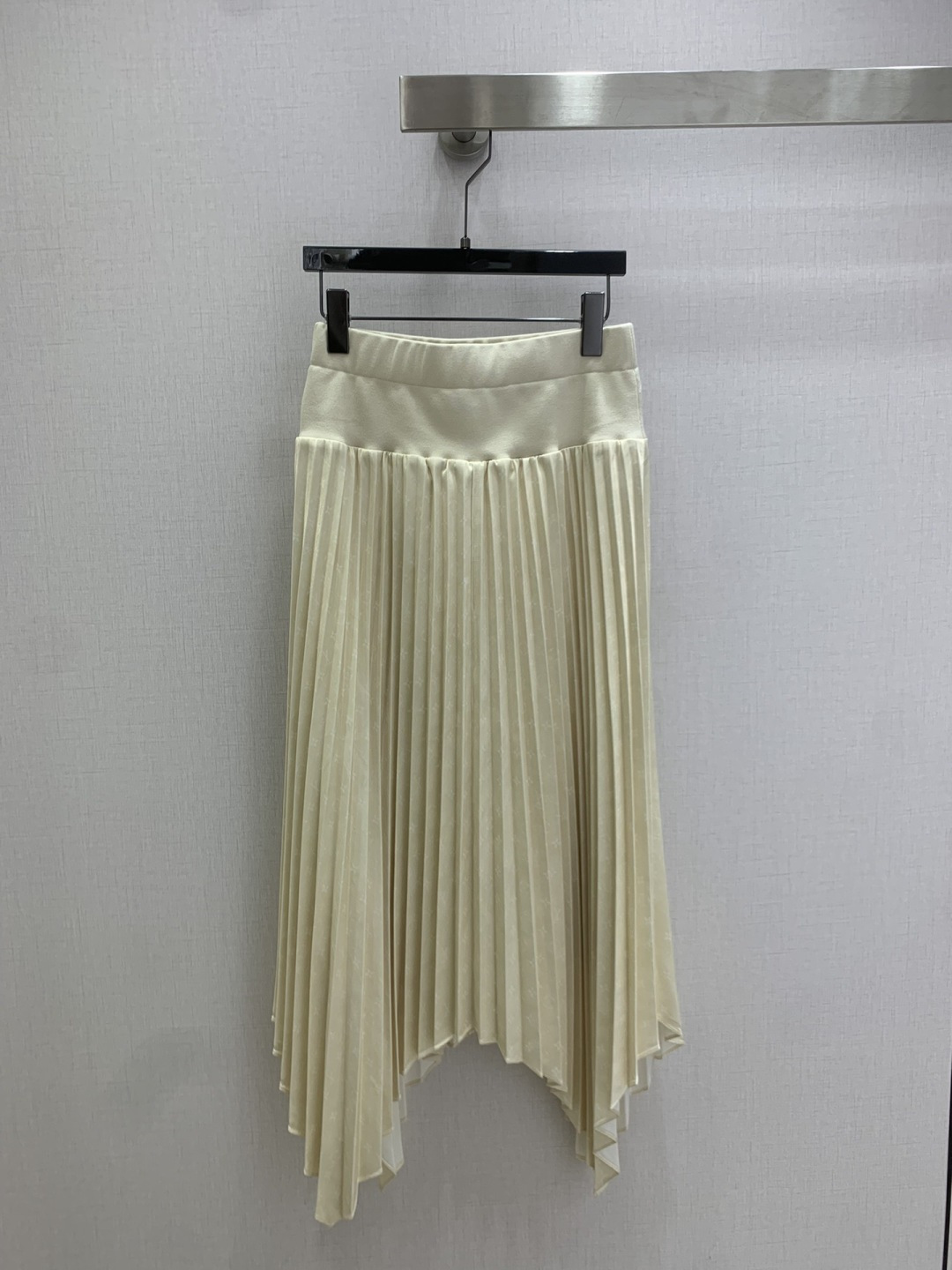 NO:708938,Highly recommended LV*2026 early spring new style. Pleated long skirt with dark flowers. Classic and stylish. It has its own aura. The texture of the fabric is very nice. It is fashionable and high-end. The color is super positive. The upper body is white and slim. It has a cool and handsome feeling. The upper body has a full aura when walking. The length is just right and easy to control. Two colors. SML code. High quality ABC, louis vuitton, skirts,19860909强烈推荐 LV*2026早春新款 压褶暗花长半裙 经典又有型 自带气场 面料质感很奈斯 时髦又高级 颜色超级正 上身显白又显瘦 自带酷帅感的系列 走路都带风上身气场全开 长度恰到好处 轻松驾驭 两个色 SML码 高品质ABC,,louis vuitton,skirts,,Women's clothing