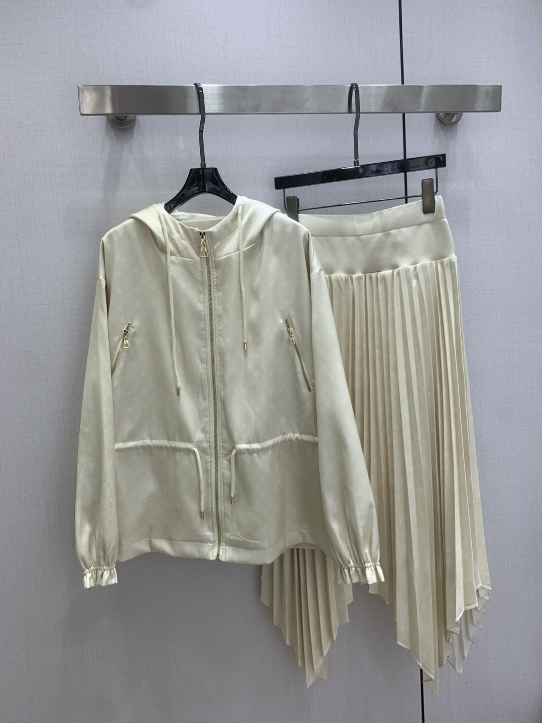 NO:708944,Highly recommended LV*2026 early spring new style hooded waist zipper jacket, classic and stylish, has its own aura, the fabric texture is very nice, fashionable and high-end, the color is super positive, the upper body is white and slim, it has a cool and handsome series, the upper body has a full aura when walking, the length is just right, easy to control, two colors SML code, high quality ABC, Louis Vuitton, jackets & coats, hats,19860909强烈推荐 LV*2026早春新款 连帽收腰拉链外套 经典又有型 自带气场 面料质感很奈斯 时髦又高级 颜色超级正 上身显白又显瘦 自带酷帅感的系列 走路都带风上身气场全开 长度恰到好处 轻松驾驭 两个色 SML码 高品质ABC,,louis vuitton,jackets & coats,hats,,Women's clothing