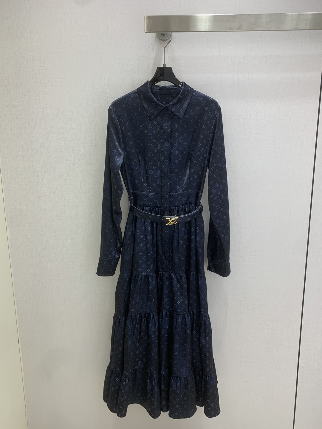 NO:708946,Highly recommended LV*2026 early spring new style printed lapel belt dress, classic and stylish, has its own aura, the fabric texture is very nice, fashionable and high-end, the color is super positive, the upper body is white and slim, it has a cool and handsome series, the upper body is full of aura when walking, the length is just right, easy to control, two colors SML code, high quality ABC, Louis Vuitton, skirts,19860909强烈推荐 LV*2026早春新款 印花翻领腰带连衣裙 经典又有型 自带气场 面料质感很奈斯 时髦又高级 颜色超级正 上身显白又显瘦 自带酷帅感的系列 走路都带风上身气场全开 长度恰到好处 轻松驾驭 两个色 SML码 高品质ABC,,louis vuitton,skirts,,Women's clothing