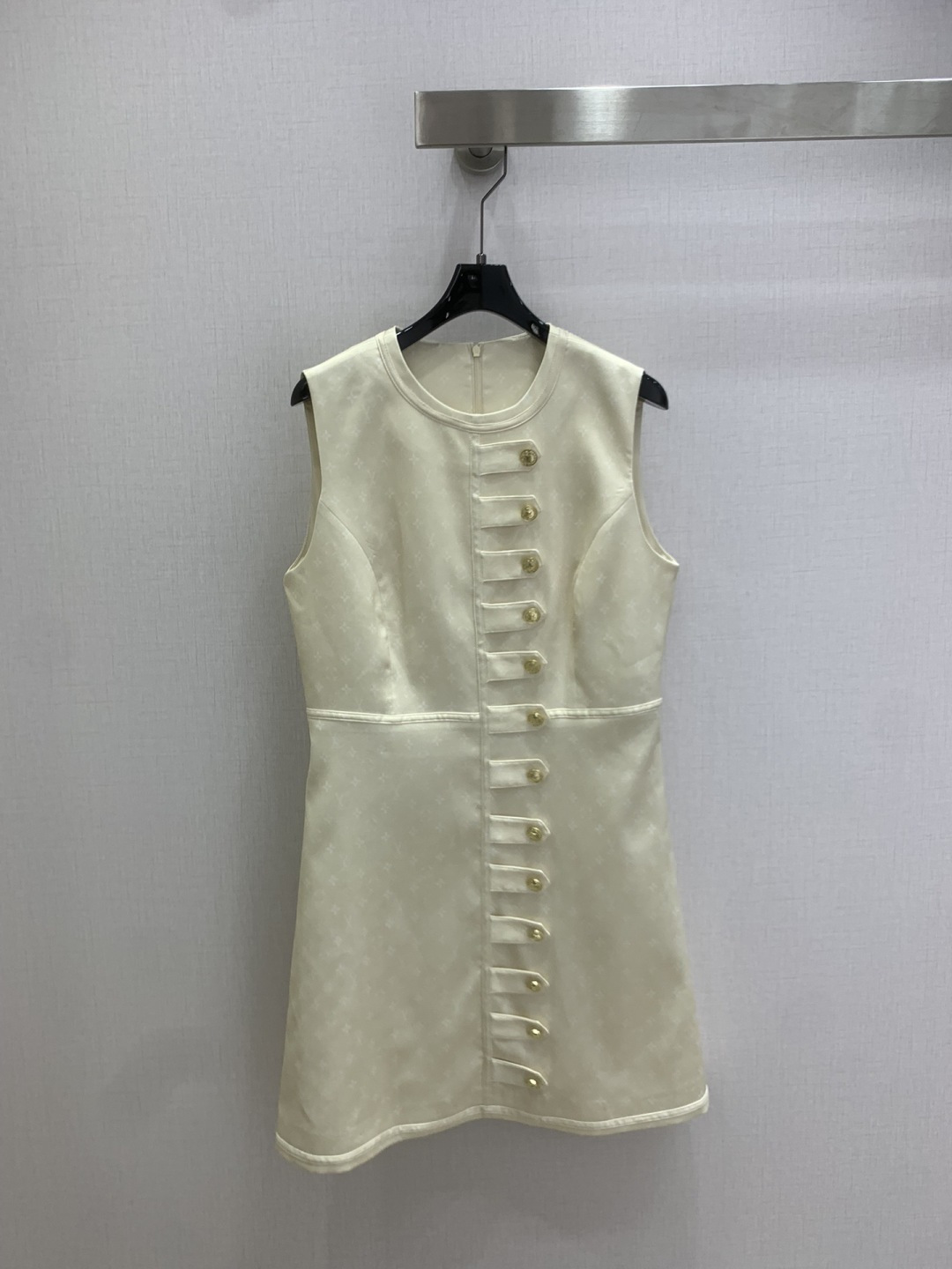 NO:708960,Highly recommended LV*2026 early spring new style printed buttoned vest dress, classic and stylish, has its own aura, the fabric texture is very nice, fashionable and high-end, the color is super positive, the upper body looks white and slim, it has a cool and handsome series, the upper body has a full aura when walking, the length is just right, easy to control, two colors SML code, high quality ABC, Louis Vuitton, skirts,19860909强烈推荐 LV*2026早春新款 印花排扣背心连衣裙 经典又有型 自带气场 面料质感很奈斯 时髦又高级 颜色超级正 上身显白又显瘦 自带酷帅感的系列 走路都带风上身气场全开 长度恰到好处 轻松驾驭 两个色 SML码 高品质ABC,,louis vuitton,skirts,,Women's clothing