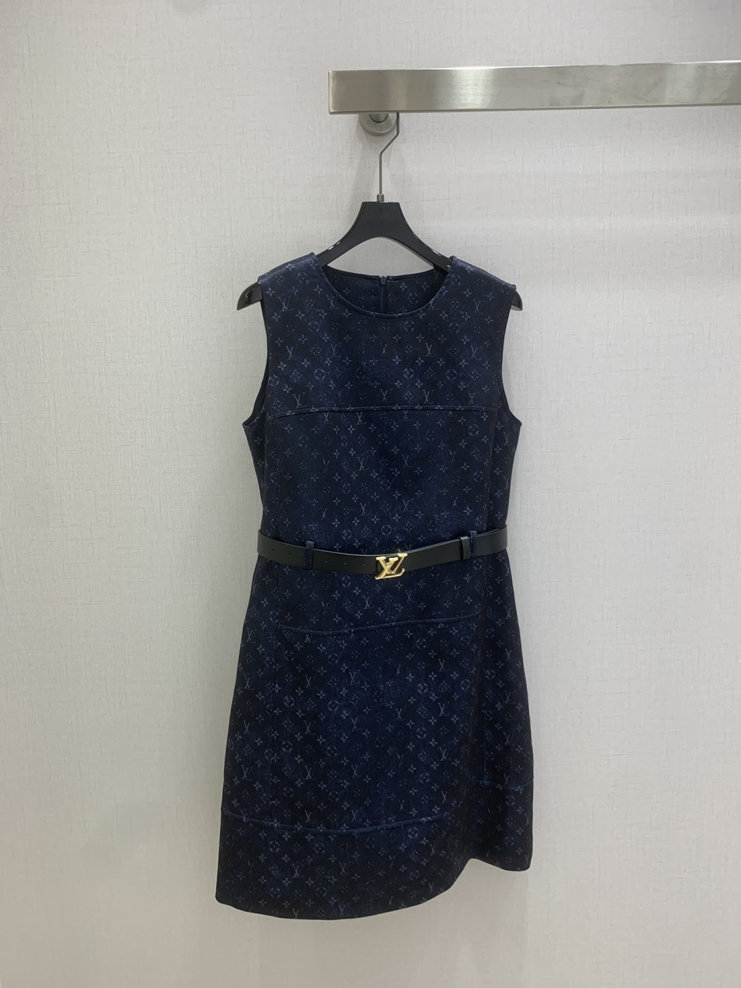 NO:708937,Highly recommended LV*2026 early spring new style printed belt vest dress, classic and stylish, has its own aura, the fabric texture is very nice, fashionable and high-end, the color is super positive, the upper body looks white and slim, it has a cool and handsome series, the upper body has a full aura when walking, the length is just right, easy to control, two colors SML code, high quality ABC, Louis Vuitton, skirts,19860909强烈推荐 LV*2026早春新款 印花腰带背心连衣裙 经典又有型 自带气场 面料质感很奈斯 时髦又高级 颜色超级正 上身显白又显瘦 自带酷帅感的系列 走路都带风上身气场全开 长度恰到好处 轻松驾驭 两个色 SML码 高品质ABC,,louis vuitton,skirts,,Women's clothing
