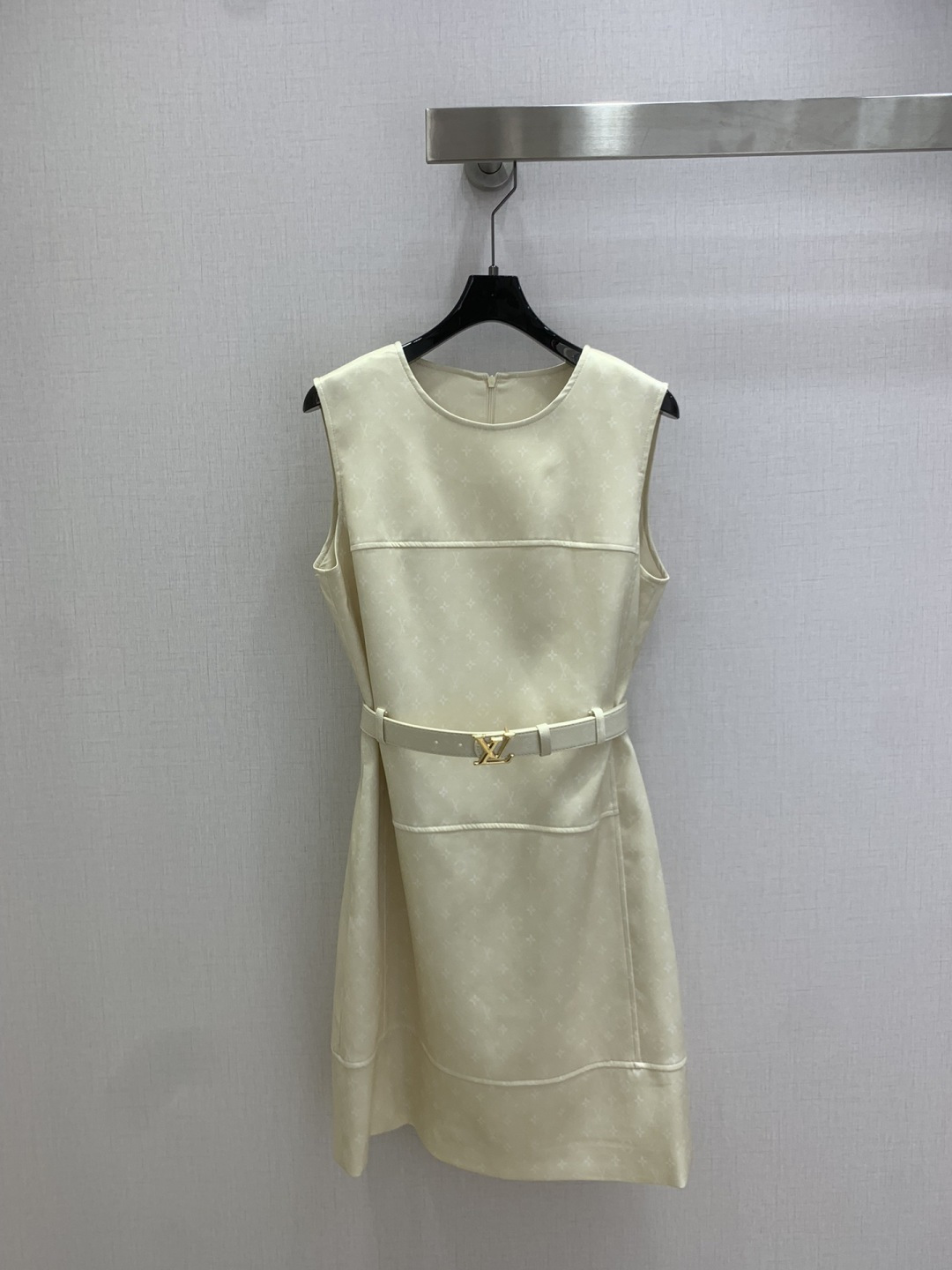 NO:708942,Highly recommended LV*2026 early spring new style printed belt vest dress, classic and stylish, has its own aura, the fabric texture is very nice, fashionable and high-end, the color is super positive, the upper body looks white and slim, it has a cool and handsome series, the upper body has a full aura when walking, the length is just right, easy to control, two colors SML code, high quality ABC, Louis Vuitton, skirts,19860909强烈推荐 LV*2026早春新款 印花腰带背心连衣裙 经典又有型 自带气场 面料质感很奈斯 时髦又高级 颜色超级正 上身显白又显瘦 自带酷帅感的系列 走路都带风上身气场全开 长度恰到好处 轻松驾驭 两个色 SML码 高品质ABC,,louis vuitton,skirts,,Women's clothing
