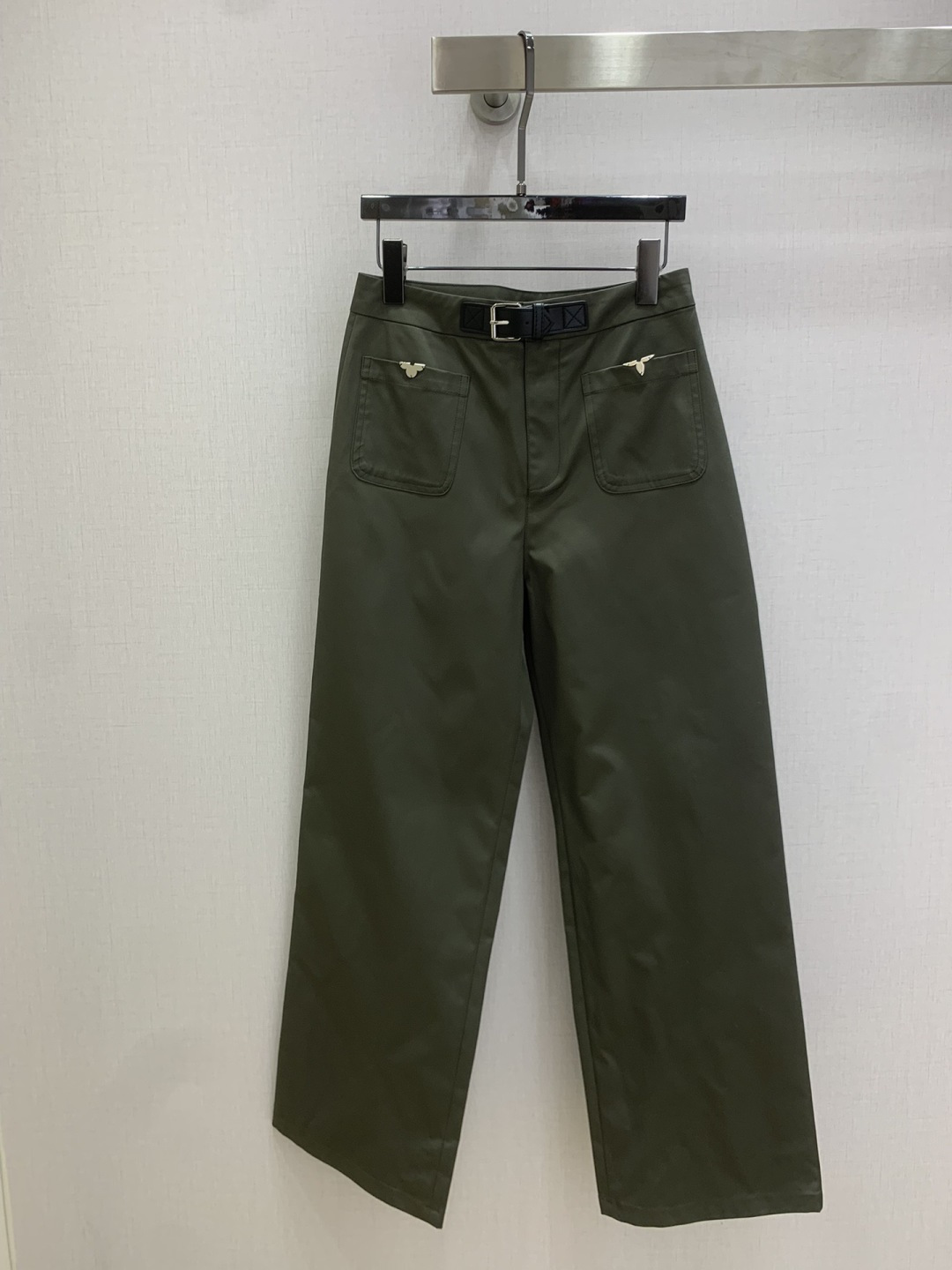 NO:708948,Highly recommended LV*2026 early spring new style straight trousers with metal leather buckles, metal petal decoration at the waist leather buckle pockets, one color SML code, high quality ABC, Louis Vuitton,19860909强烈推荐 LV*2026早春新款 金属皮扣直筒长裤 腰间皮扣袋口金属花瓣装饰 一个色 SML码 高品质ABC,,louis vuitton,,Women's clothing