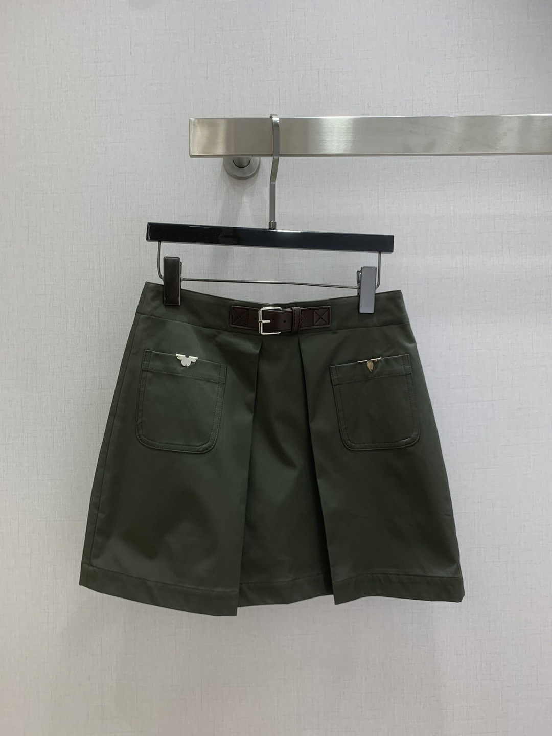 NO:708951,Highly recommended LV*2026 early spring new style, pleated double pocket skirt, leather buckle at the waist, metal petal decoration at the pocket, one color SML code, high quality ABC, Louis Vuitton, skirts,19860909强烈推荐 LV*2026早春新款 压褶双口袋半裙 腰间皮扣袋口金属花瓣装饰 一个色 SML码 高品质ABC,,louis vuitton,skirts,,Women's clothing