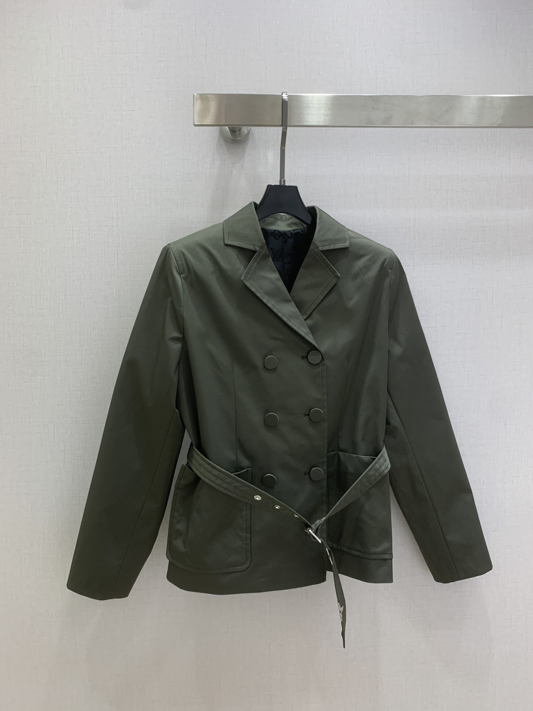 NO:708956,Highly recommended LV*2026 early spring new style double-breasted belted suit jacket, old flower jacquard lining, center letter label decoration, matching belt, one color SML code, high quality ABC, Louis Vuitton, jackets & coats, business suit,19860909强烈推荐 LV*2026早春新款 双排扣腰带西装外套 老花提花裡布 后中字母标签装饰 搭配腰带 一个色 SML码 高品质ABC,,louis vuitton,jackets & coats,business suit,,Women's clothing