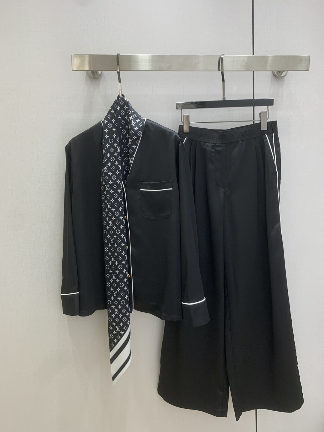 NO:708961,Highly recommended LV*2026 early spring new style silk scarf pajama style suit. High-end pajama style suit made of heavyweight and good fabrics. Low-key luxury and high-end!  The home style is light and elegant. The style is lazy and romantic, and the quality of workmanship depends on the details!  One color SML code high quality ABC,,louis vuitton,19860909强烈推荐 LV*2026早春新款 丝巾睡衣风套装 重磅好面料高级睡衣风套装 低调奢华高级！居家造型风轻盈高雅.慵懒的浪漫渡假风,做工品质看细节！一个色 SML码 高品质ABC,,louis vuitton,,Women's clothing