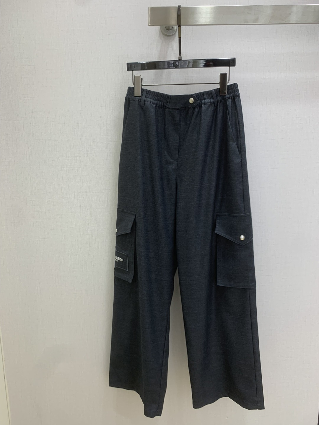 NO:708936,Highly recommended LV*2026 early spring new style double-pocket cargo trousers. Classic and stylish. Comes with aura. The texture of the fabric is very nice. Fashionable and high-end. The color is super positive. The upper body is whiter and slimmer. It has a cool and handsome series. The upper body is full of aura when walking. The length is just right and easy to control. One color SML code. High quality ABC, Louis Vuitton,19860909强烈推荐 LV*2026早春新款 双口袋工装长裤 经典又有型 自带气场 面料质感很奈斯 时髦又高级 颜色超级正 上身显白又显瘦 自带酷帅感的系列 走路都带风上身气场全开 长度恰到好处 轻松驾驭 一个色 SML码 高品质ABC,,louis vuitton,,Women's clothing