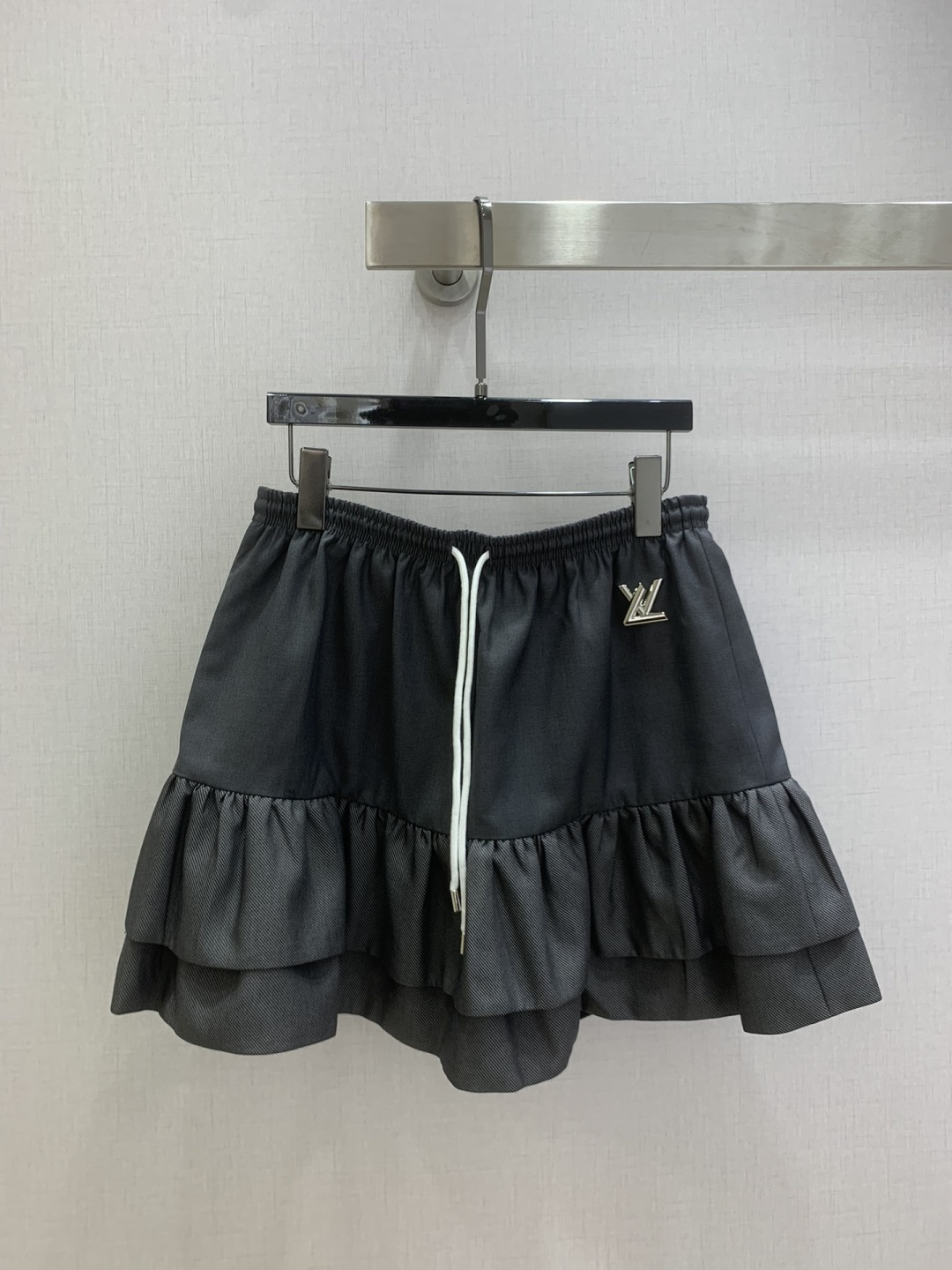 NO:708943,Highly recommended LV*2026 early spring new style. Drawstring metal double-layer cake skirt. Classic and stylish. It has its own aura. The fabric texture is very nice. Fashionable and high-end. The color is super positive. The upper body is white and slim. It has a cool and handsome series. It has wind when walking. The upper body has full aura. The length is just right and easy to control. One color SML code. High quality ABC, louis vuitton, skirts,19860909强烈推荐 LV*2026早春新款 抽绳金属双层蛋糕半裙 经典又有型 自带气场 面料质感很奈斯 时髦又高级 颜色超级正 上身显白又显瘦 自带酷帅感的系列 走路都带风上身气场全开 长度恰到好处 轻松驾驭 一个色 SML码 高品质ABC,,louis vuitton,skirts,,Women's clothing