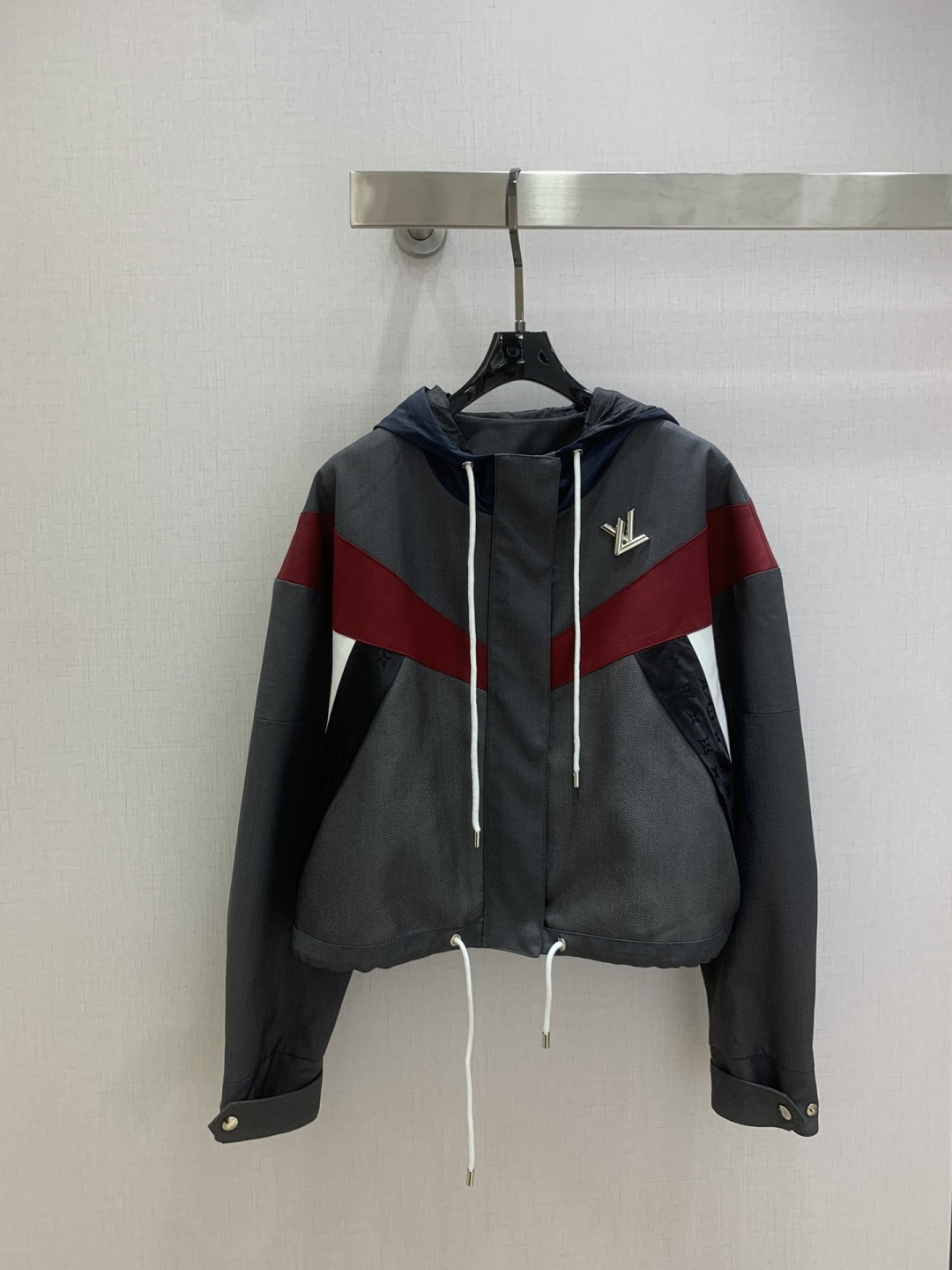 NO:708945,Highly recommended LV*2026 early spring new style hooded contrasting color jacket, classic and stylish, has its own aura, the fabric texture is very nice, fashionable and high-end, the color is super positive, the upper body is white and slim, it has a cool and handsome series, the upper body is full of aura when walking, the length is just right, easy to control, one color SML code, high quality ABC, Louis Vuitton, jackets & coats, hats,19860909强烈推荐 LV*2026早春新款 连帽撞色外套 经典又有型 自带气场 面料质感很奈斯 时髦又高级 颜色超级正 上身显白又显瘦 自带酷帅感的系列 走路都带风上身气场全开 长度恰到好处 轻松驾驭 一个色 SML码 高品质ABC,,louis vuitton,jackets & coats,hats,,Women's clothing