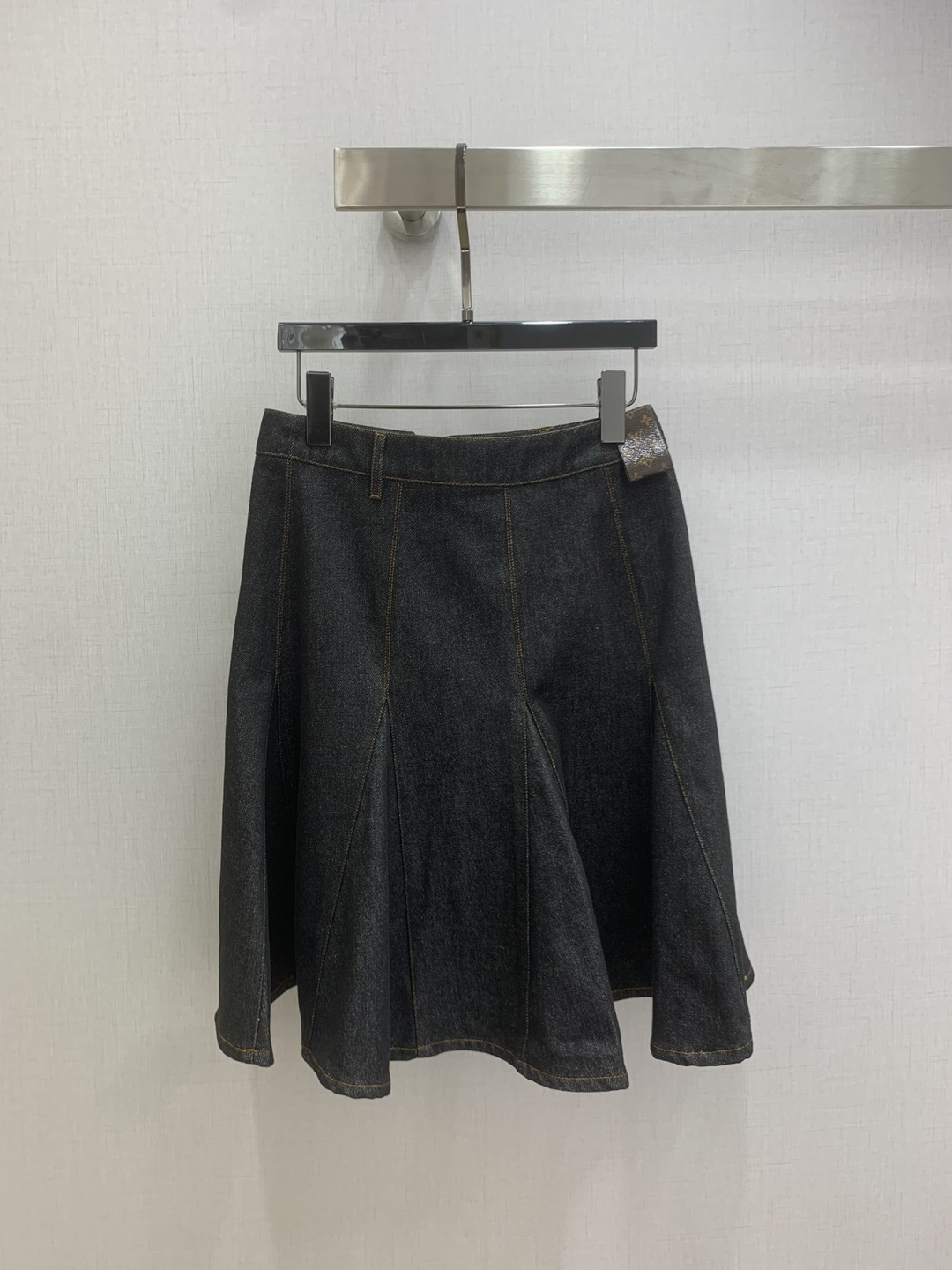 NO:708953,Highly recommended LV*2026 early spring new pleated denim skirt, produced in the high-end series ~ super fashionable new denim denim, with unique color tones, cool and sassy on the upper body, fine texture, natural cotton feel, muscular yet soft, super beautiful!  The details and workmanship are super good, new products are in stock, one color SML code, high quality ABC, Louis Vuitton, skirts,19860909强烈推荐 LV*2026早春新款 压褶牛仔半裙 高版系列出品~超时髦新款丹宁牛仔 个性色调上身又酷又飒爽 纹理细腻,棉感自然,既有筋骨感又不失柔软,超级漂亮！细节做工超级好,新品现货开抢 一个色 SML码 高品质ABC,,louis vuitton,skirts,,Women's clothing