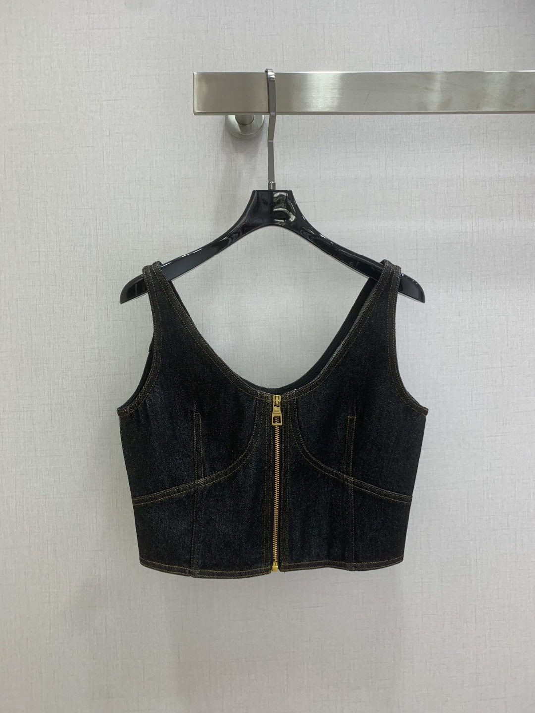 NO:708958,Highly recommended LV*2026 early spring new zipper camisole top, produced in the high version series ~ super fashionable new denim denim, the upper body is cool and sassy with a unique color tone, the texture is fine, the cotton feels natural, it is muscular yet soft, super beautiful!  The details and workmanship are super good, new products are in stock now, one color SML code, high quality ABC1, Louis Vuitton,19860909强烈推荐 LV*2026早春新款 拉链吊带背心上衣 高版系列出品~超时髦新款丹宁牛仔 个性色调上身又酷又飒爽 纹理细腻,棉感自然,既有筋骨感又不失柔软,超级漂亮！细节做工超级好,新品现货开抢 一个色 SML码 高品质ABC1,,louis vuitton,,Women's clothing