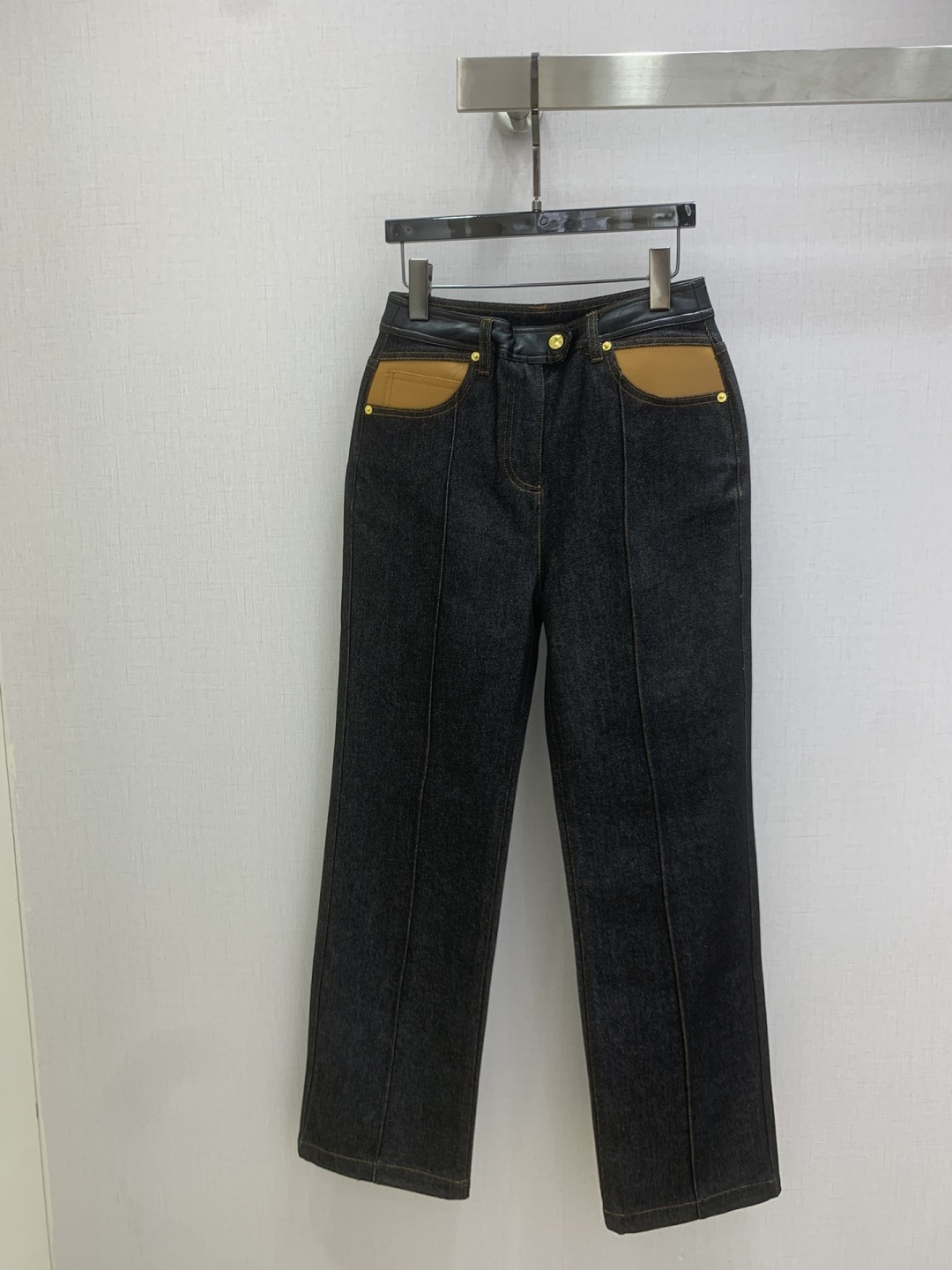 NO:708963,Highly recommended LV*2026 early spring new line leather denim trousers, produced in the high version series ~ super fashionable new denim denim, the upper body is cool and sassy with a unique color tone, the texture is fine, the cotton feels natural, it is muscular yet soft, super beautiful!  The details and workmanship are super good, new products are in stock now, one color SML code, high quality ABC, Louis Vuitton,19860909强烈推荐 LV*2026早春新款 线条拼皮牛仔长裤 高版系列出品~超时髦新款丹宁牛仔 个性色调上身又酷又飒爽 纹理细腻,棉感自然,既有筋骨感又不失柔软,超级漂亮！细节做工超级好,新品现货开抢 一个色 SML码 高品质ABC,,louis vuitton,,Women's clothing